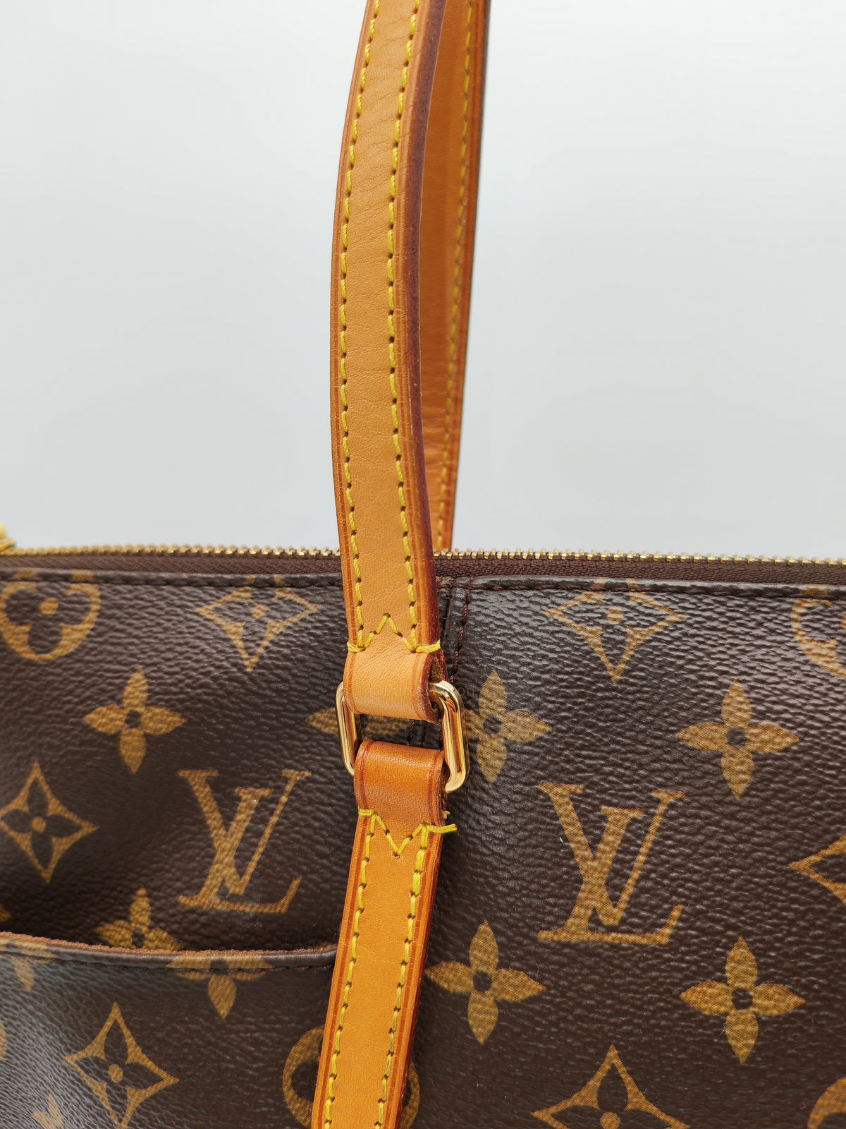 Louis Vuitton Totally PM Shoulder Bag in Monogram Canvas and Gold Hardware (Datecode: DU3175)