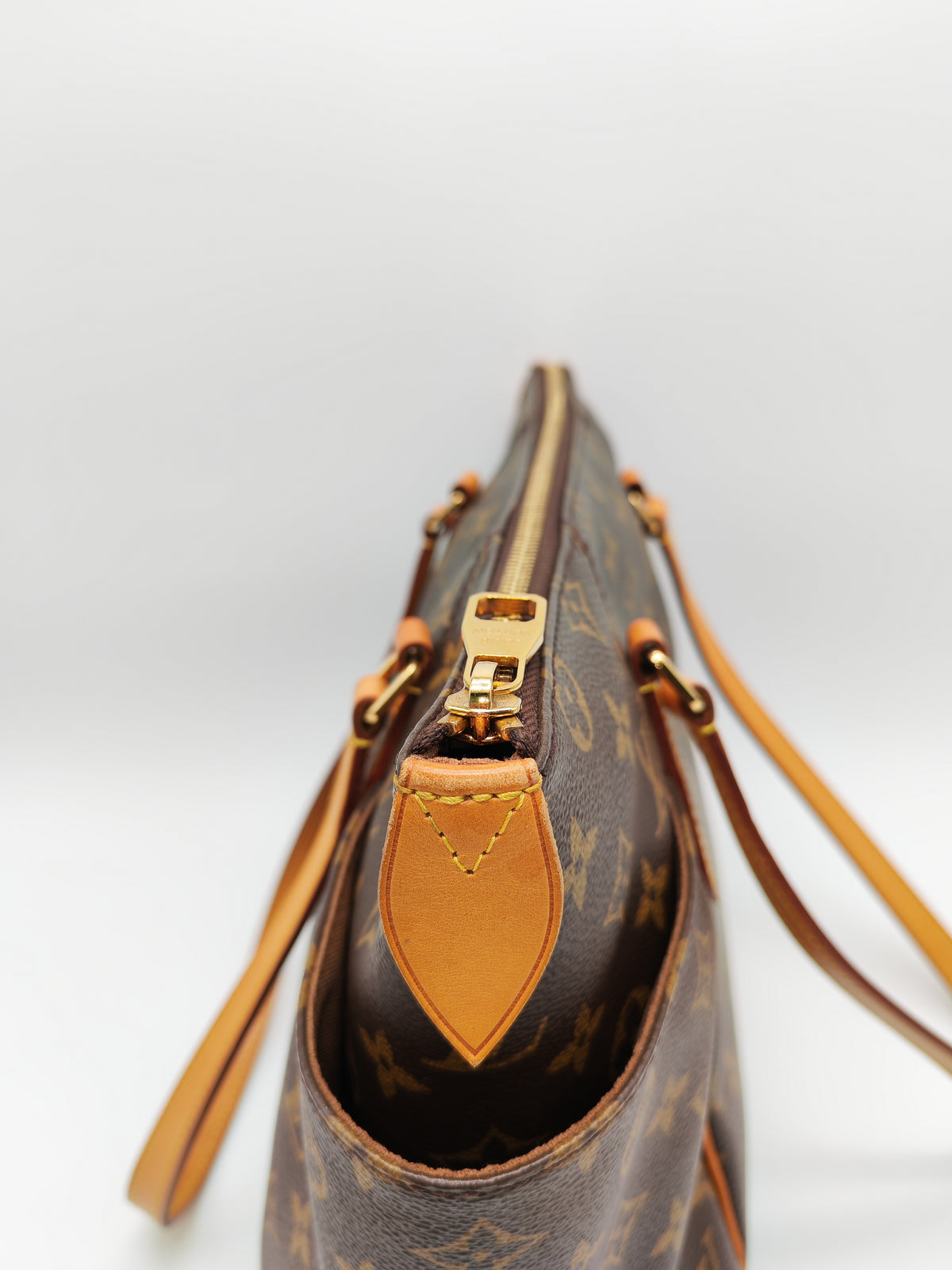 Louis Vuitton Totally PM Shoulder Bag in Monogram Canvas and Gold Hardware (Datecode: DU3175)