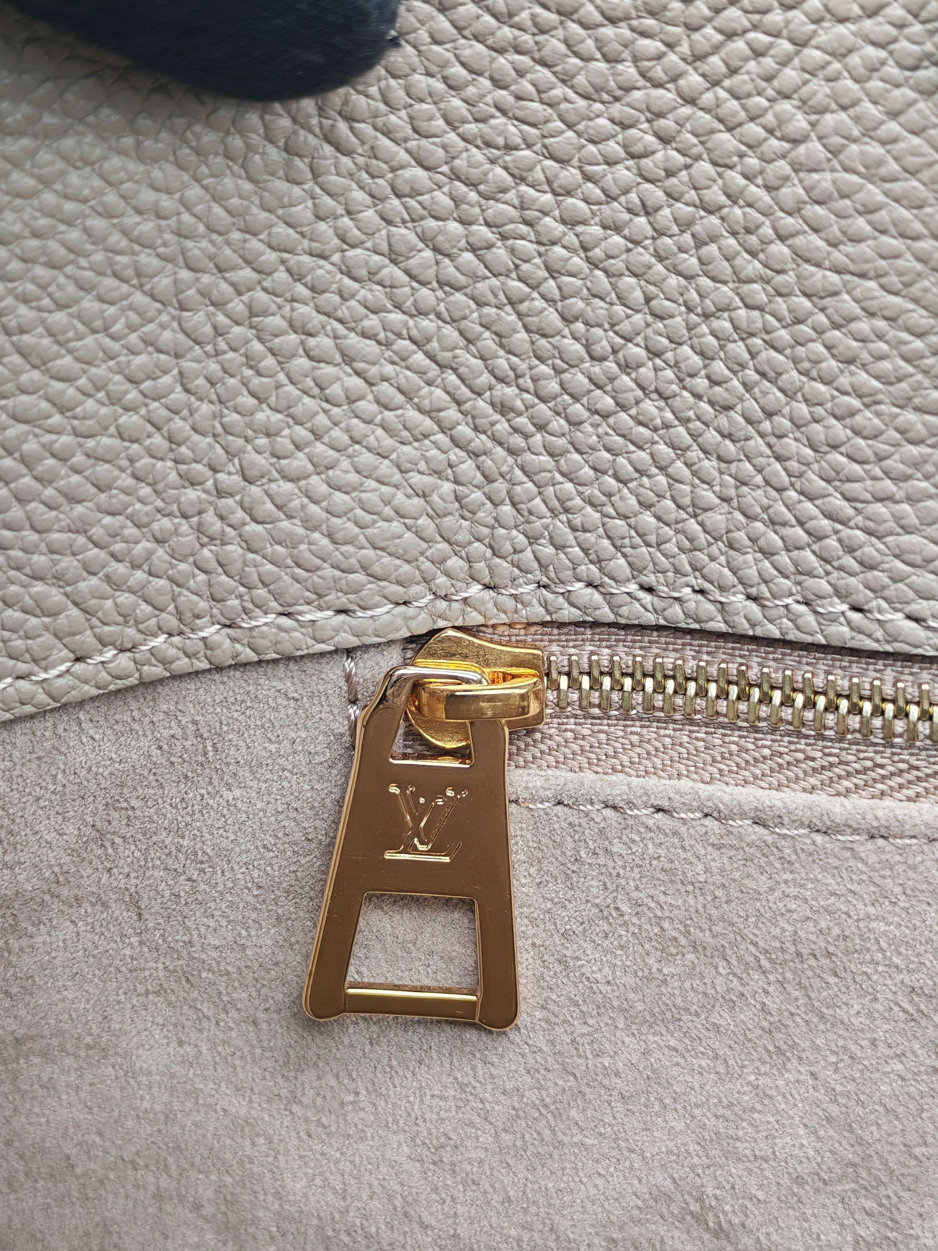 Louis Vuitton OnTheGo Tote Bag MM in Tourtorelle Monogram Empreinte Leather(Microchip)