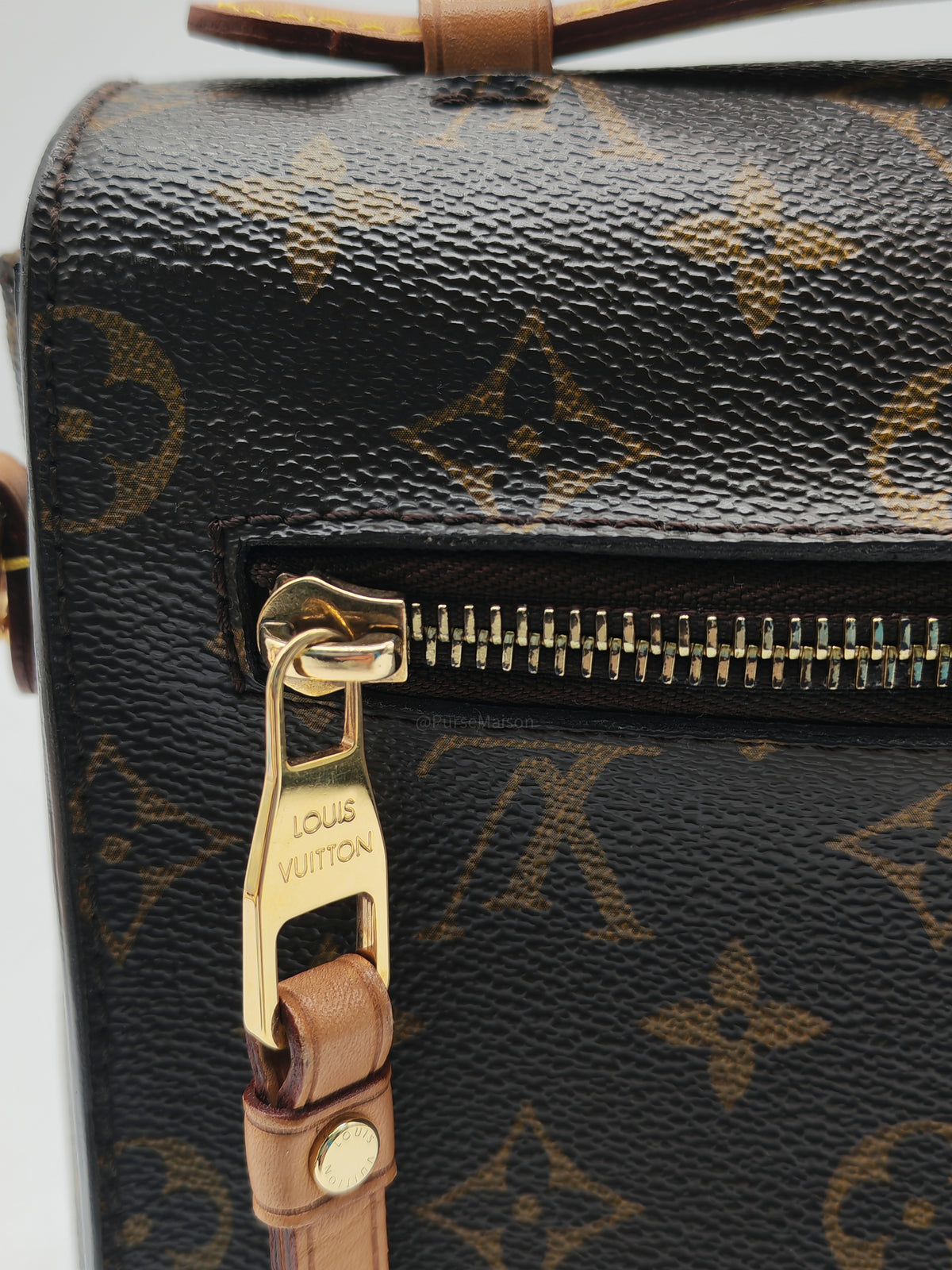 Louis Vuitton Pochette Metis in Monogram Canvas and Gold Hardware (Datecode: DR2173)