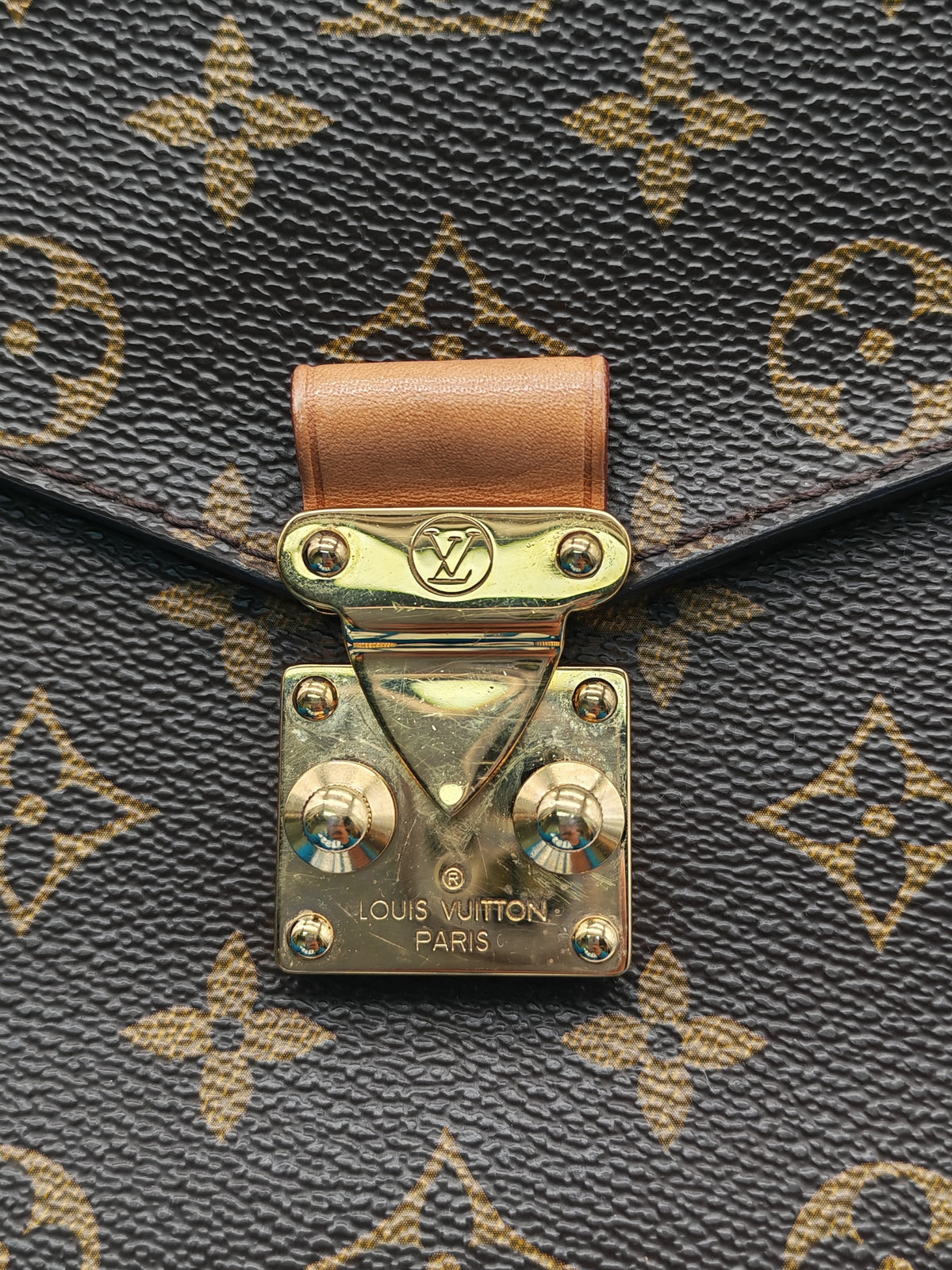 Louis Vuitton Pochette Metis in Monogram Canvas and Gold Hardware (Datecode: DR2173)
