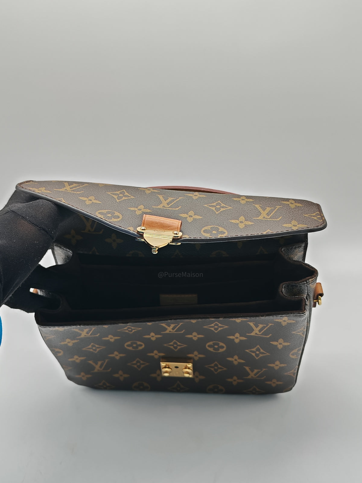 Louis Vuitton Pochette Metis in Monogram Canvas and Gold Hardware (Datecode: DR2173)