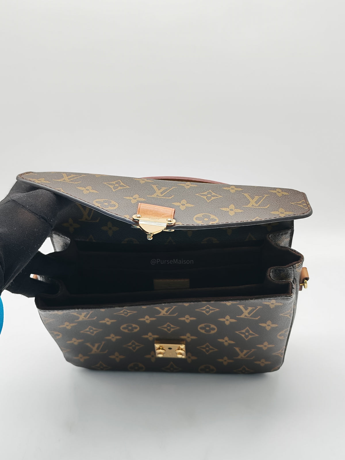 Louis Vuitton Pochette Metis in Monogram Canvas and Gold Hardware (Datecode: DR2173)