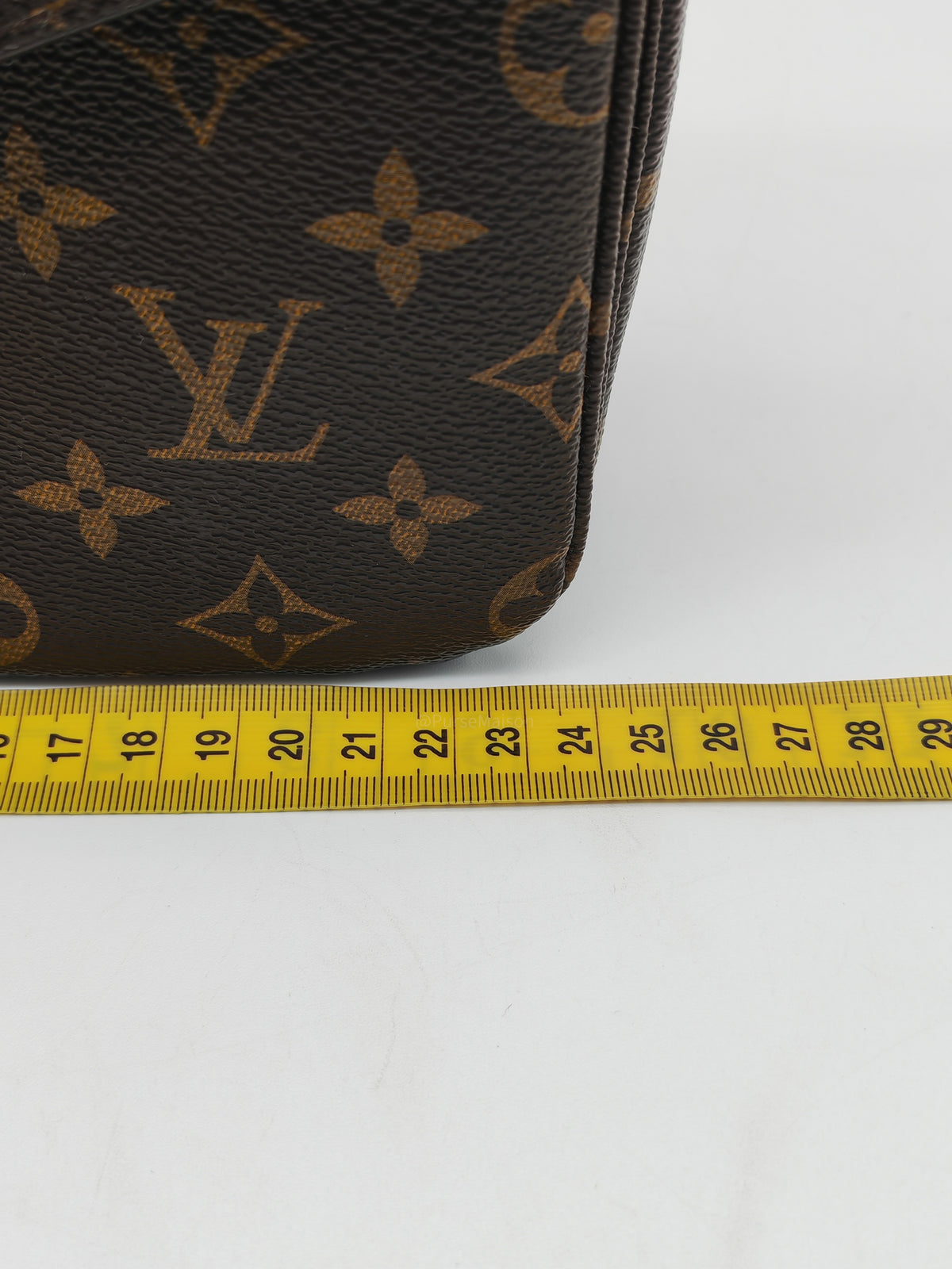 Louis Vuitton Pochette Metis in Monogram Canvas and Gold Hardware (Datecode: DR2173)