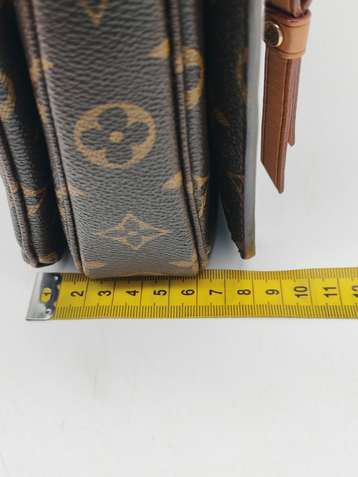 Louis Vuitton Pochette Metis in Monogram Canvas and Gold Hardware (Datecode: DR2173)