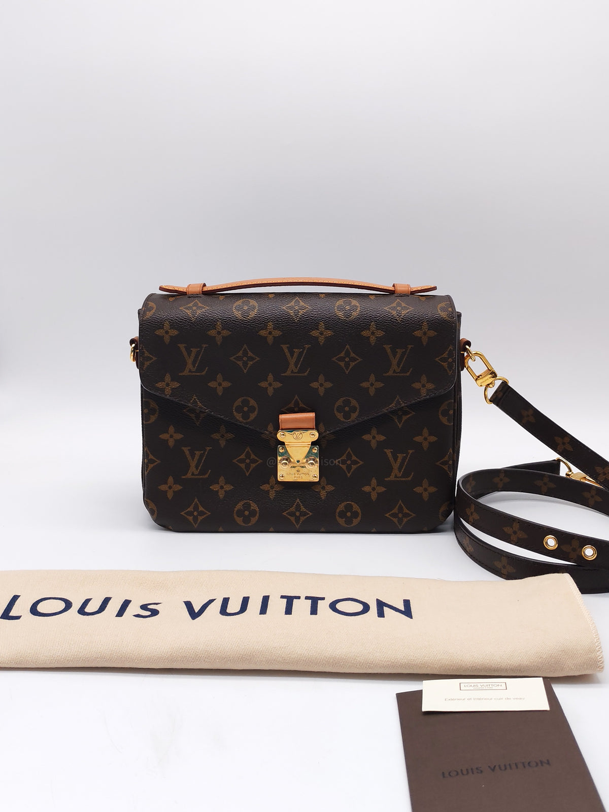 Louis Vuitton Pochette Metis in Monogram Canvas and Gold Hardware (Datecode: DR2173)