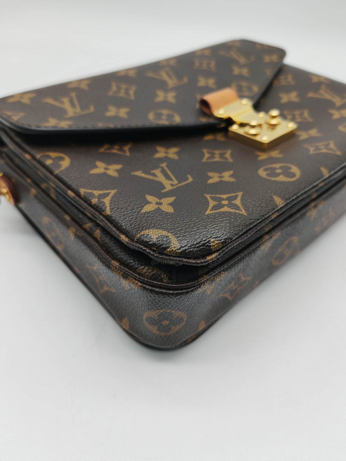 Louis Vuitton Pochette Metis in Monogram Canvas and Gold Hardware (Datecode: DR2173)