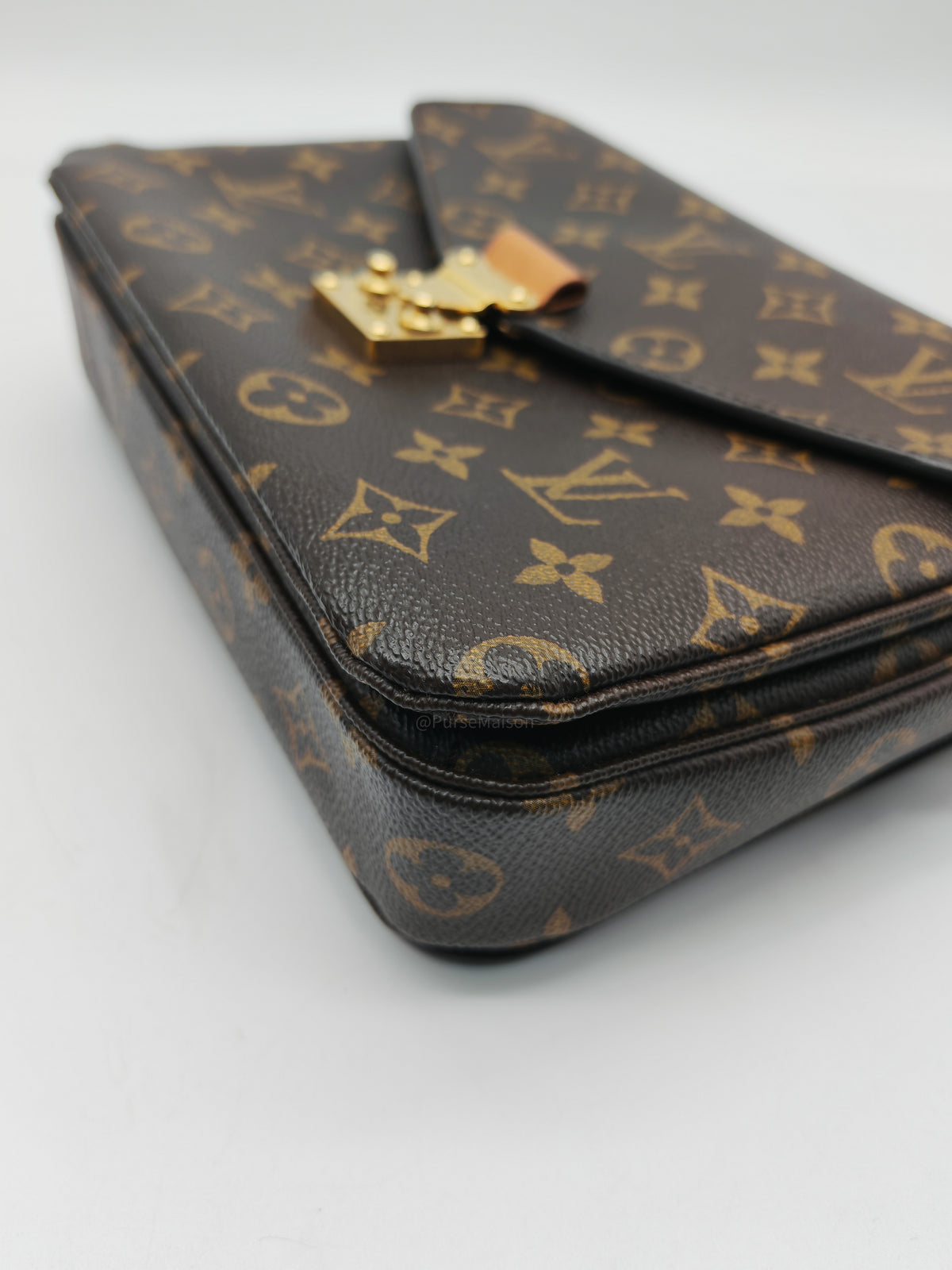 Louis Vuitton Pochette Metis in Monogram Canvas and Gold Hardware (Datecode: DR2173)