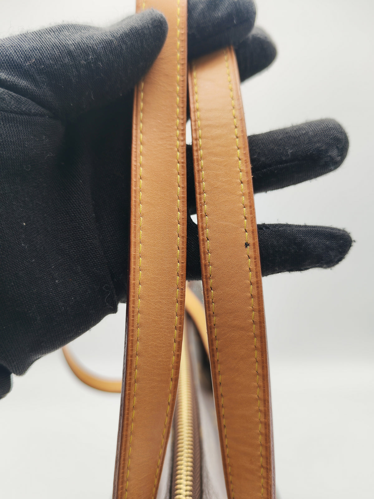 Louis Vuitton Totally MM Shoulder Bag in Monogram Canvas and Gold Hardware (Datecode: FL1180) | Purse Maison Luxury Bags Shop