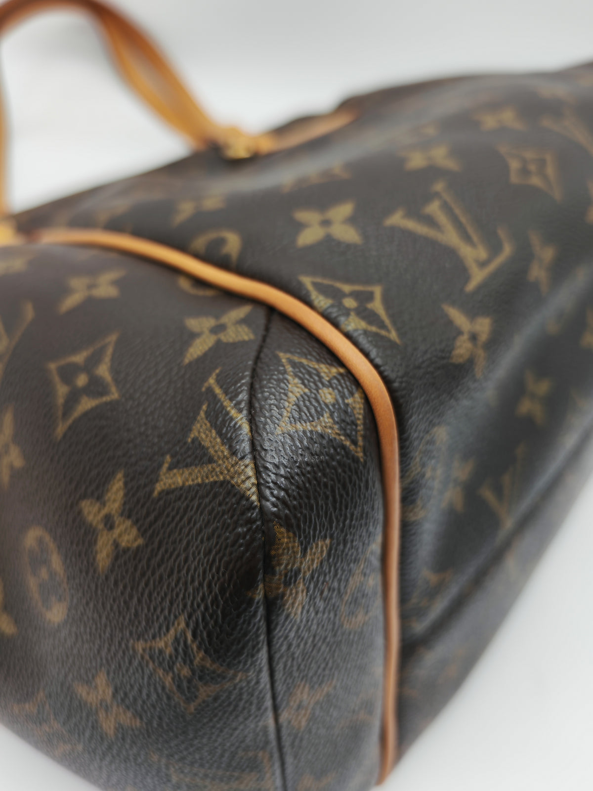 Louis Vuitton Totally MM Shoulder Bag in Monogram Canvas and Gold Hardware (Datecode: FL1180) | Purse Maison Luxury Bags Shop