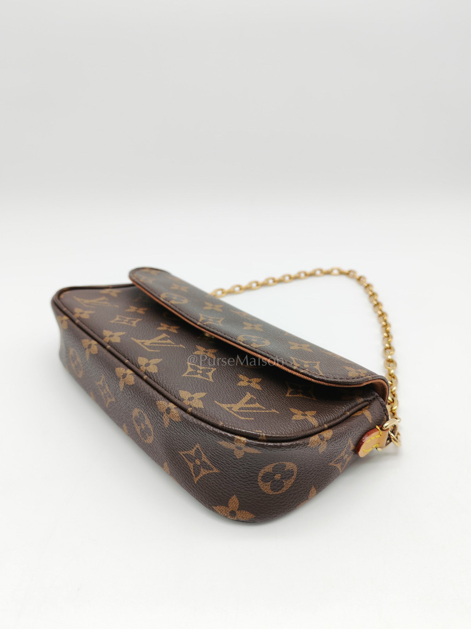 Ivy Wallet On Chain in Monogram Canvas Shoulder Bag (Microchip)
