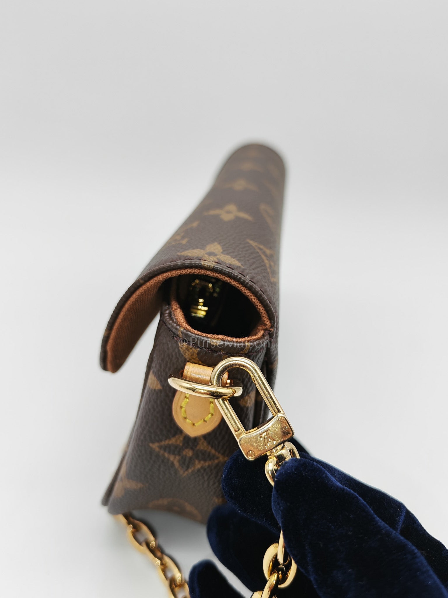 Ivy Wallet On Chain in Monogram Canvas Shoulder Bag (Microchip)