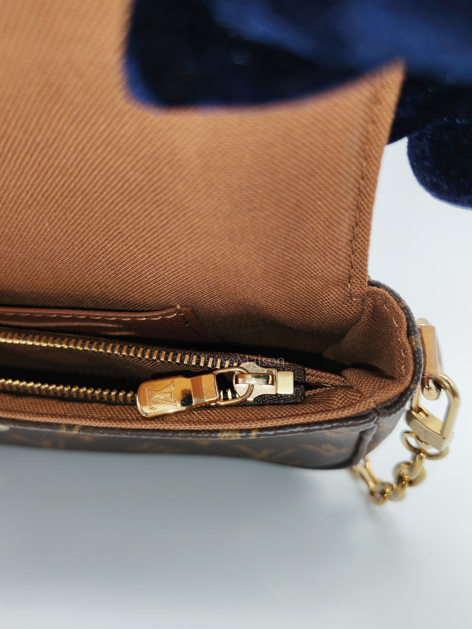 Ivy Wallet On Chain in Monogram Canvas Shoulder Bag (Microchip)