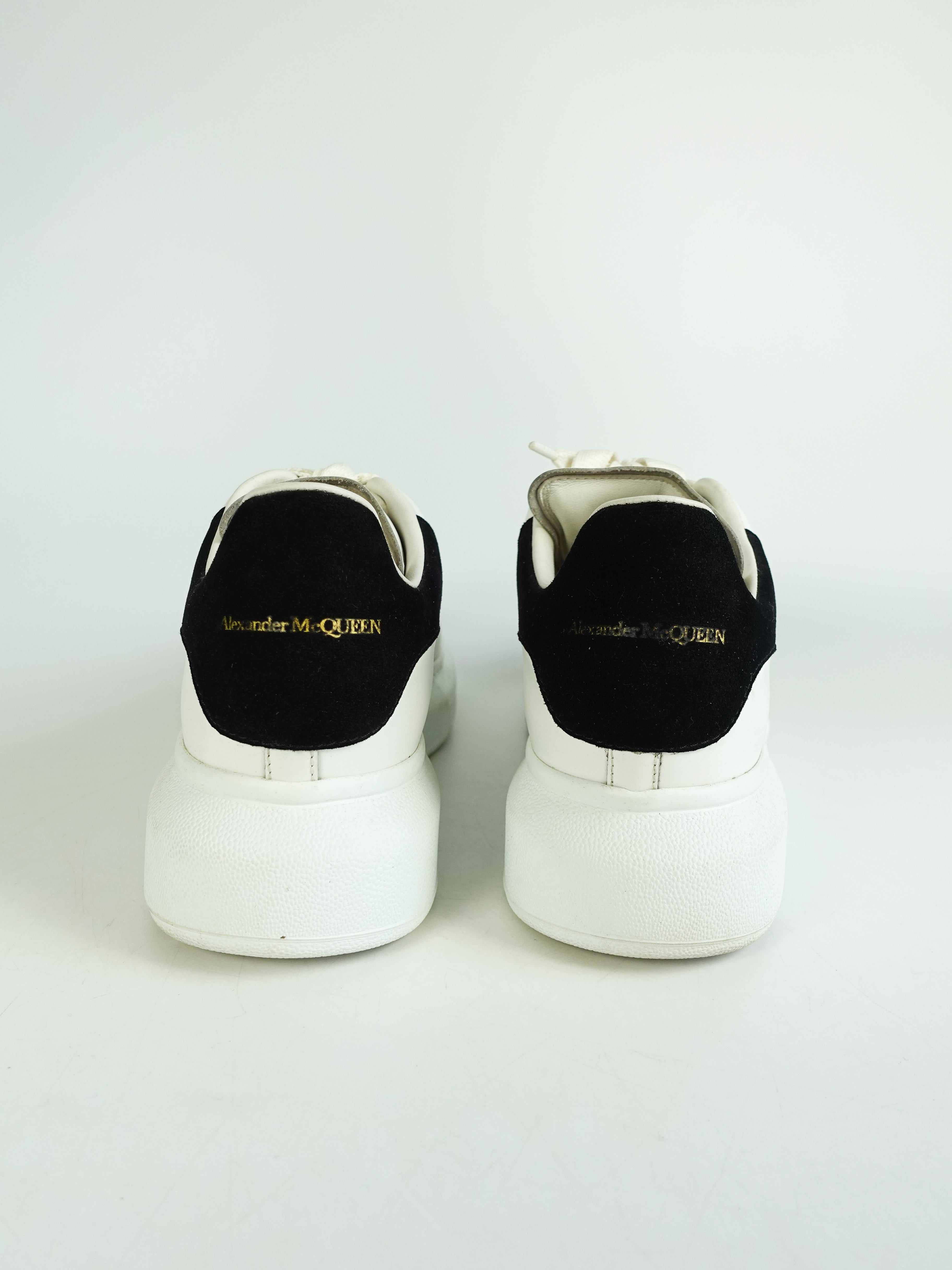 Alexander McQueen Pelle S. Gomma Larry Daim Velour White/Black Sneaker (Size 39 EUR, 25.5cm)