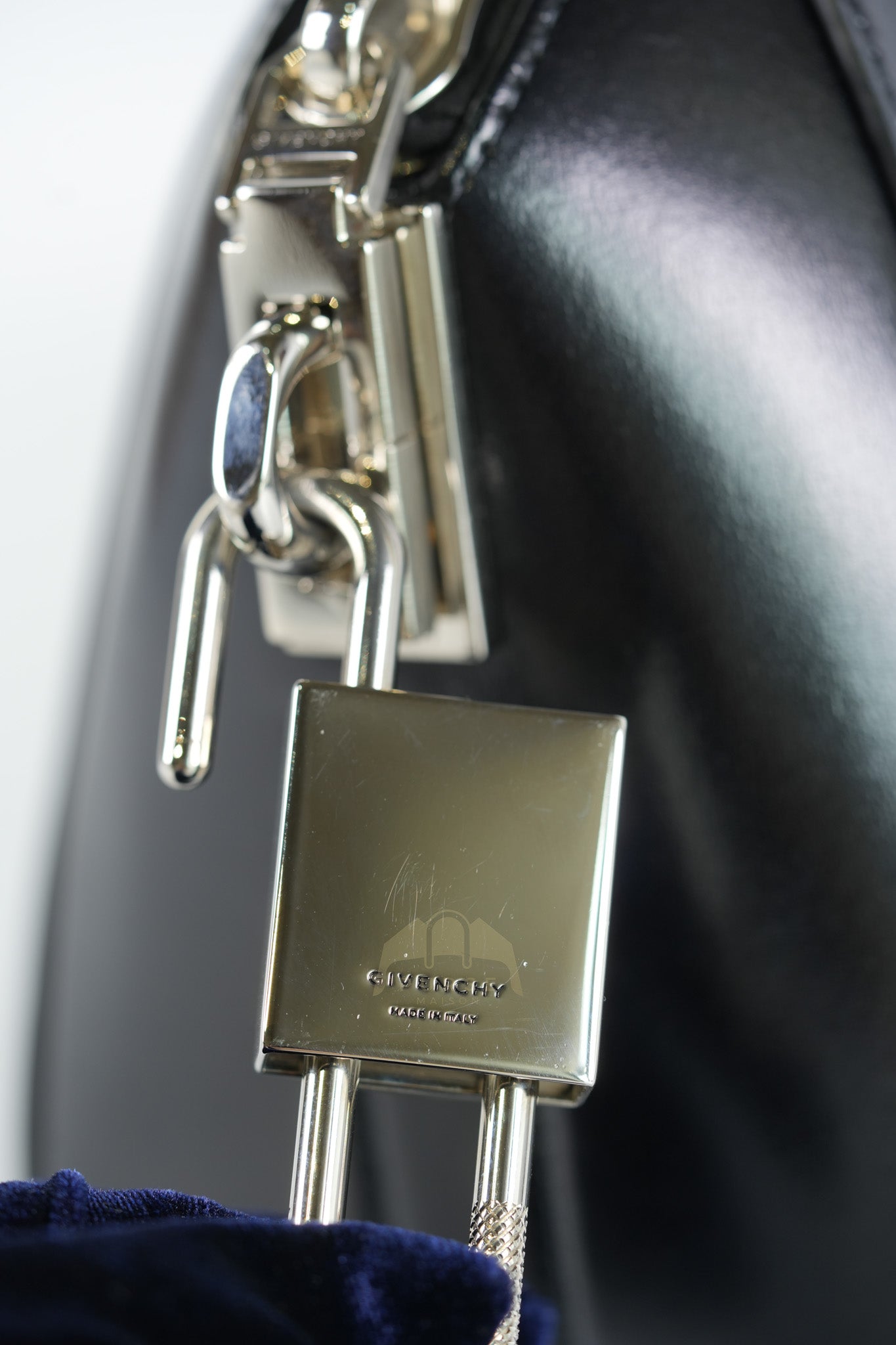 Antigona Lock Mini Handbag in Black Smooth Shiny Calfskin Leather | Purse Maison Luxury Bags Shop