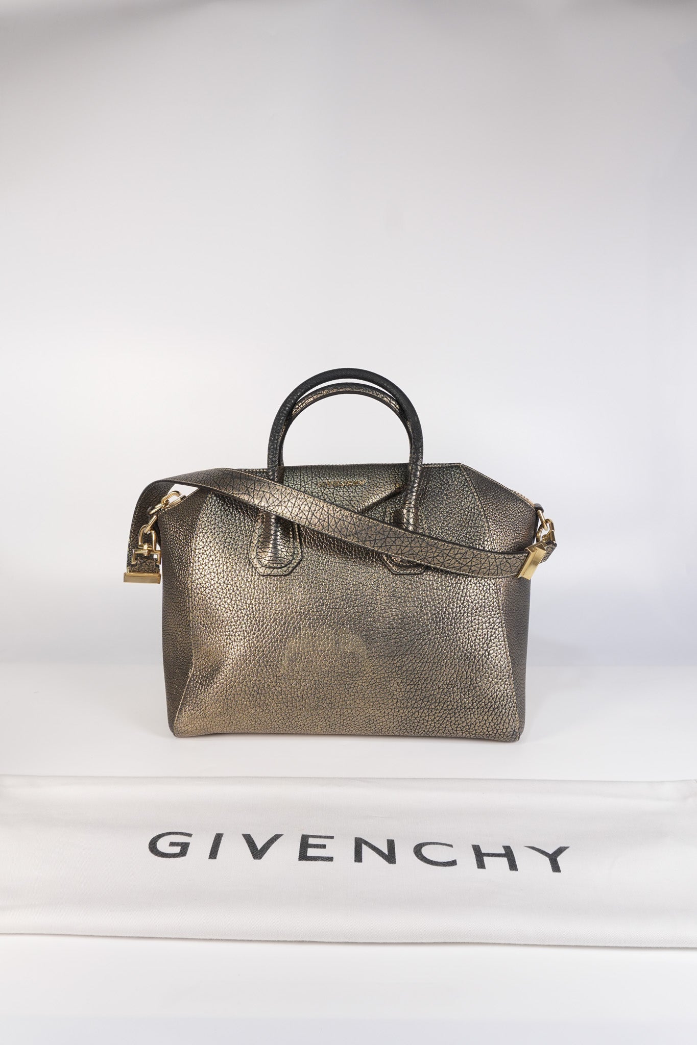 Antigona Medium in Metallic Gold Pebbled Calfskin Leather | Purse Maison Luxury Bags Shop