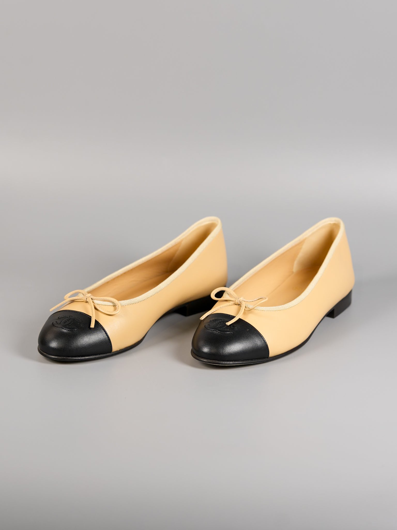 Ballerina Calfskin Cream Flats (Size 38 EUR, 24cm) | Purse Maison Luxury Bags Shop