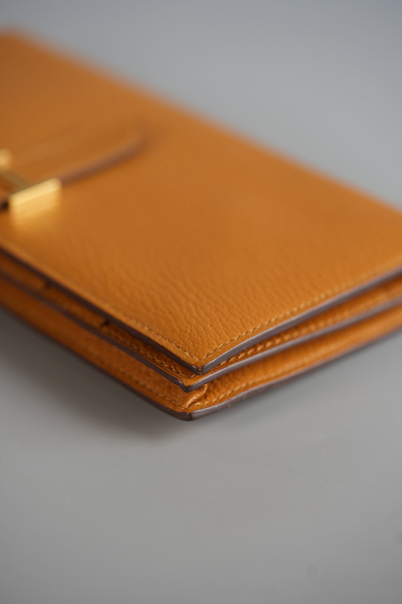 Bearn Long Bi-fold Wallet in Caramel Mysore Goatskin & Gold Hardware Stamp Y | Purse Maison Luxury Bags Shop