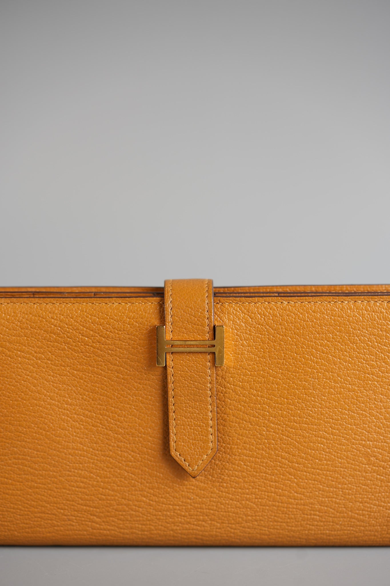 Bearn Long Bi-fold Wallet in Caramel Mysore Goatskin & Gold Hardware Stamp Y | Purse Maison Luxury Bags Shop