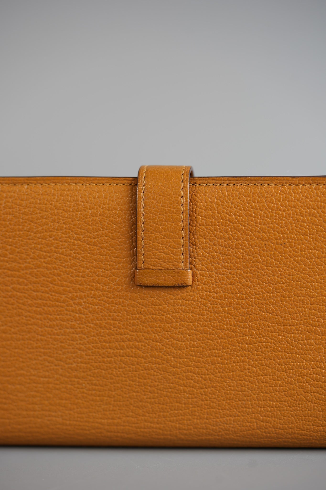 Bearn Long Bi-fold Wallet in Caramel Mysore Goatskin & Gold Hardware Stamp Y | Purse Maison Luxury Bags Shop