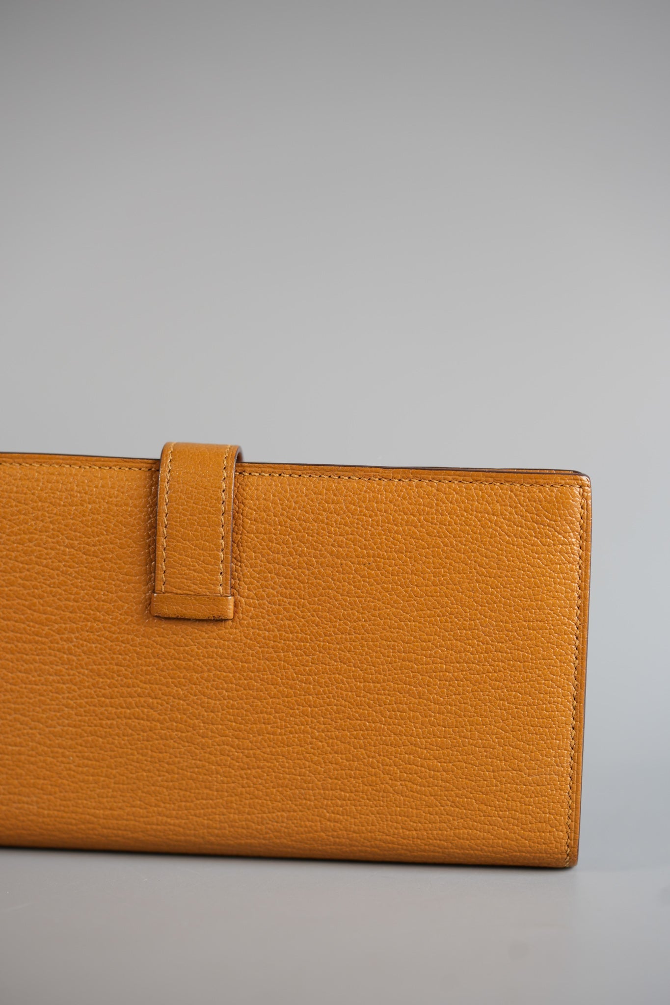 Bearn Long Bi-fold Wallet in Caramel Mysore Goatskin & Gold Hardware Stamp Y | Purse Maison Luxury Bags Shop