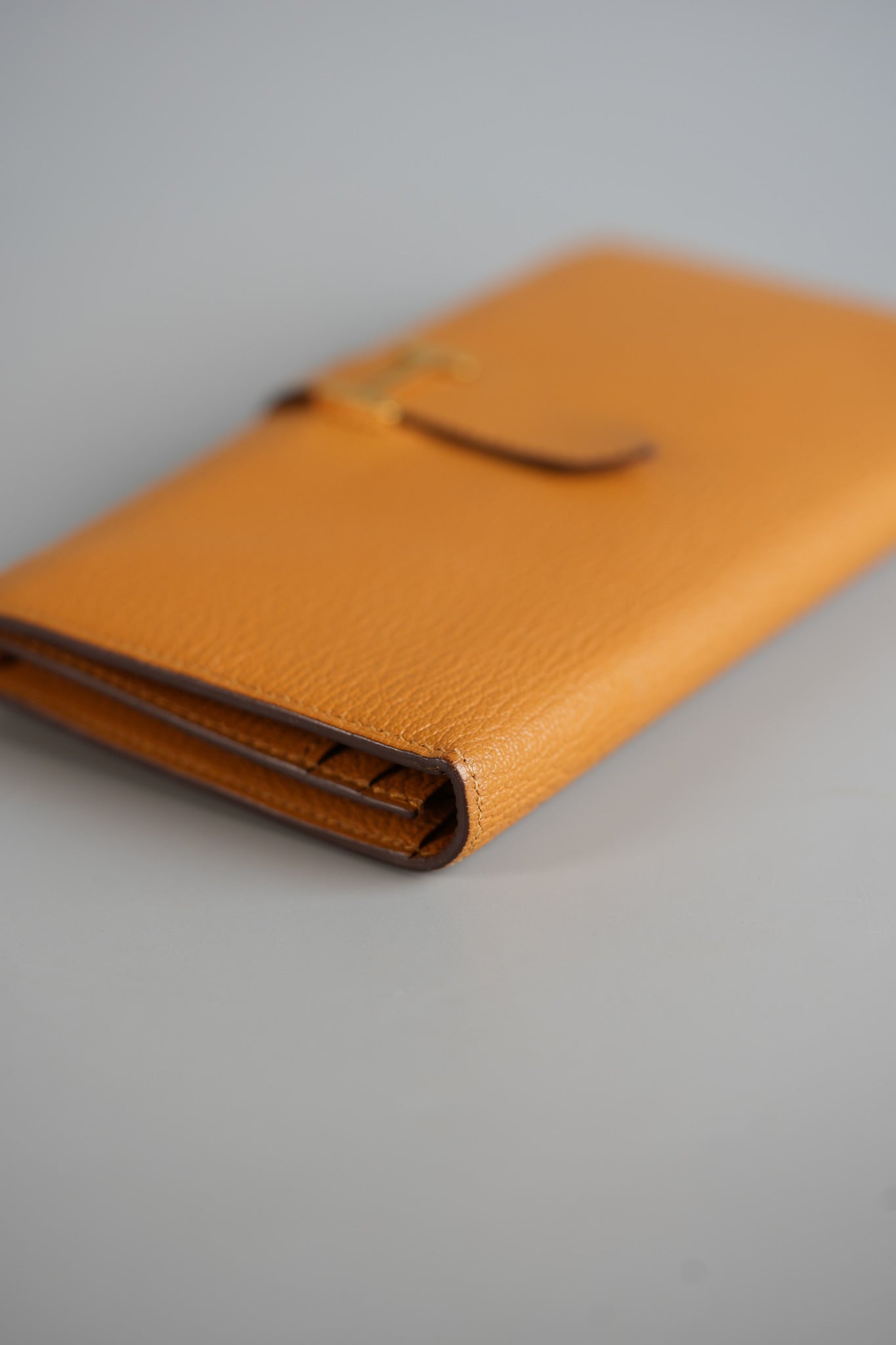 Bearn Long Bi-fold Wallet in Caramel Mysore Goatskin & Gold Hardware Stamp Y | Purse Maison Luxury Bags Shop