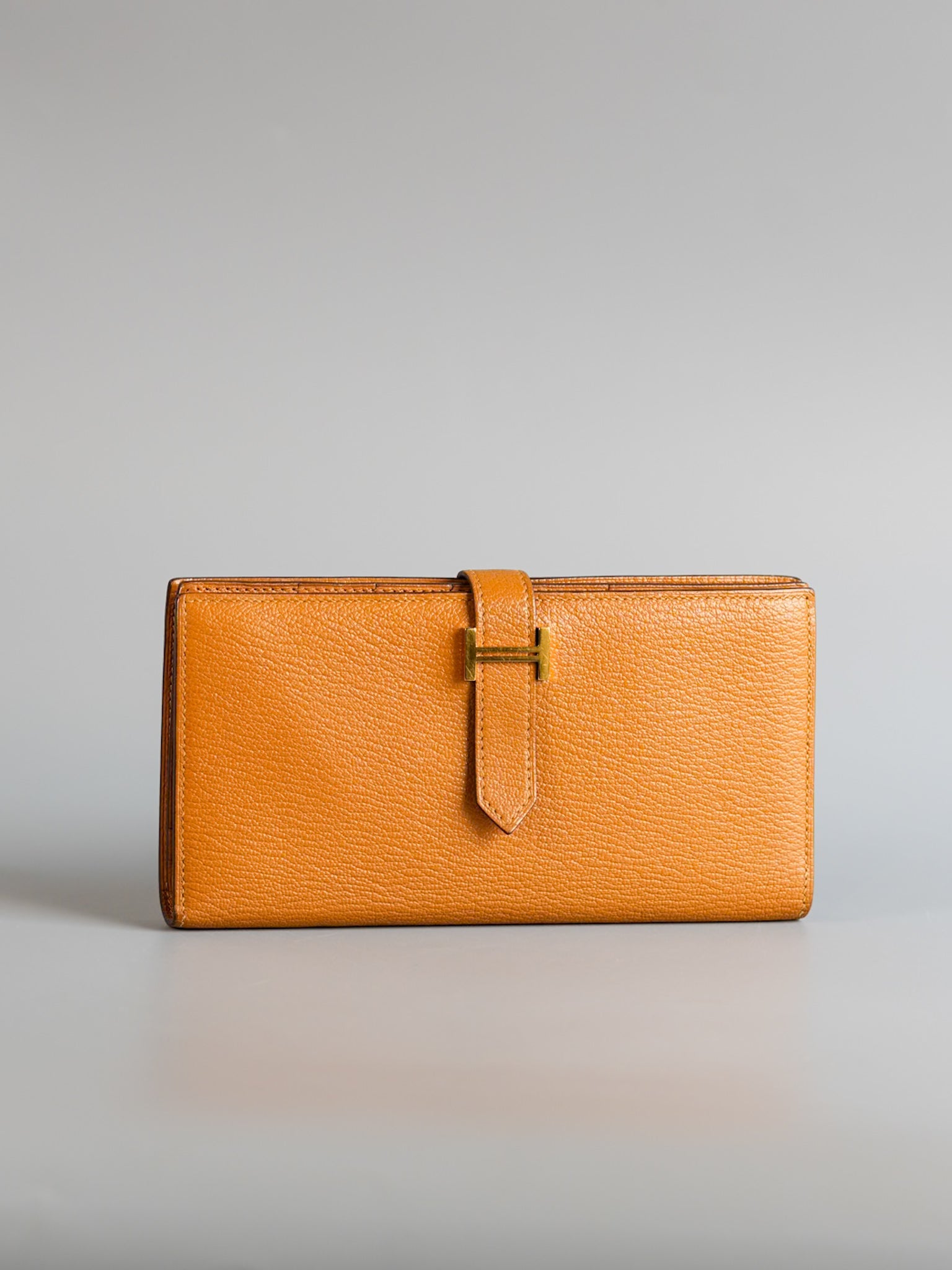 Bearn Long Bi-fold Wallet in Caramel Mysore Goatskin & Gold Hardware Stamp Y | Purse Maison Luxury Bags Shop