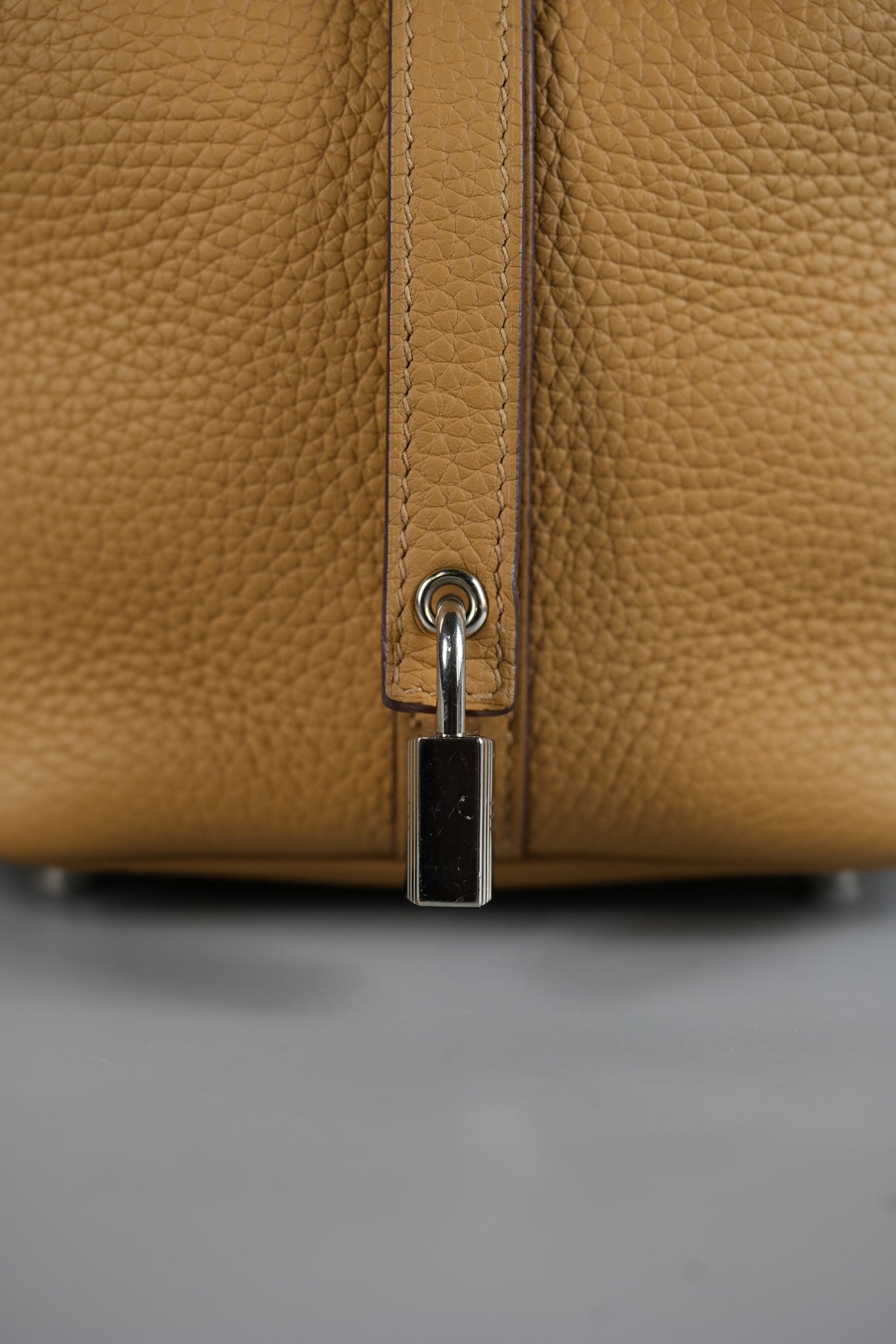 Bolso Picotin Lock 18 Clemence Biscuit in Gold Hardware Stamp B (2023) | Purse Maison Luxury Bags Shop