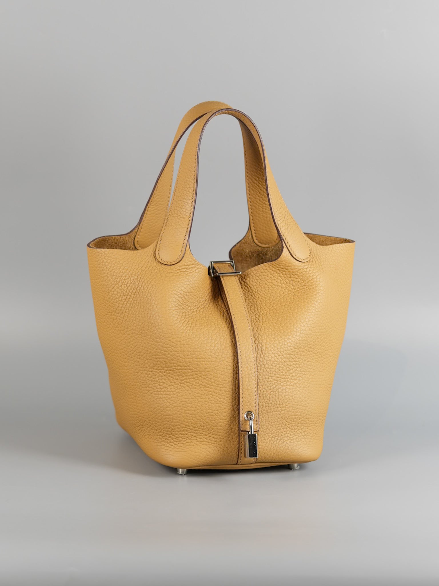 Bolso Picotin Lock 18 Clemence Biscuit in Gold Hardware Stamp B (2023) | Purse Maison Luxury Bags Shop