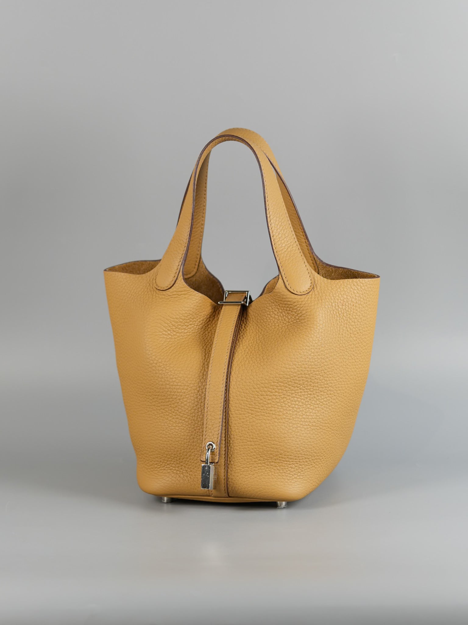 Bolso Picotin Lock 18 Clemence Biscuit in Gold Hardware Stamp B (2023) | Purse Maison Luxury Bags Shop