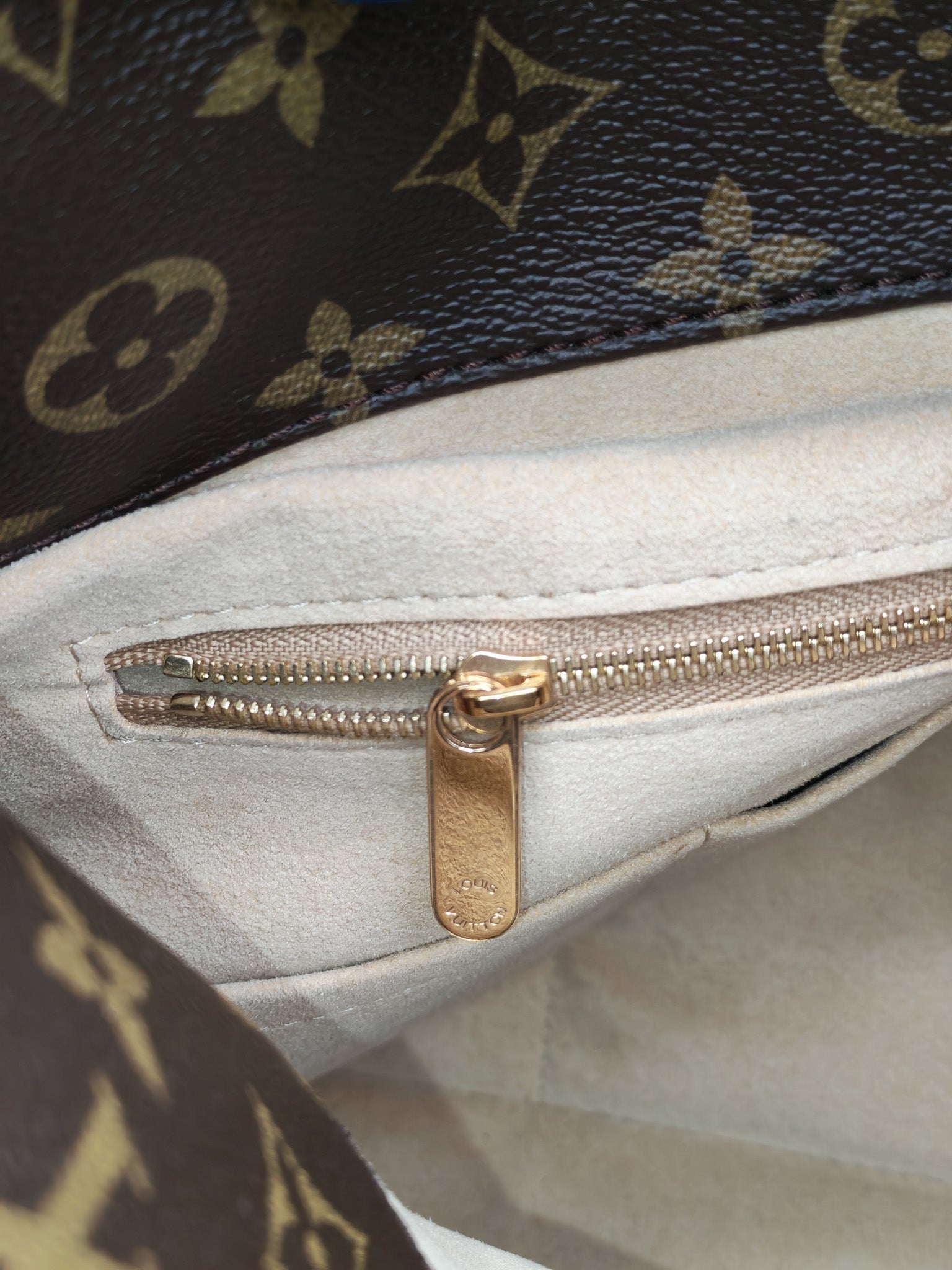 Artsy Bag MM in Monogram Canvas (Microchip)