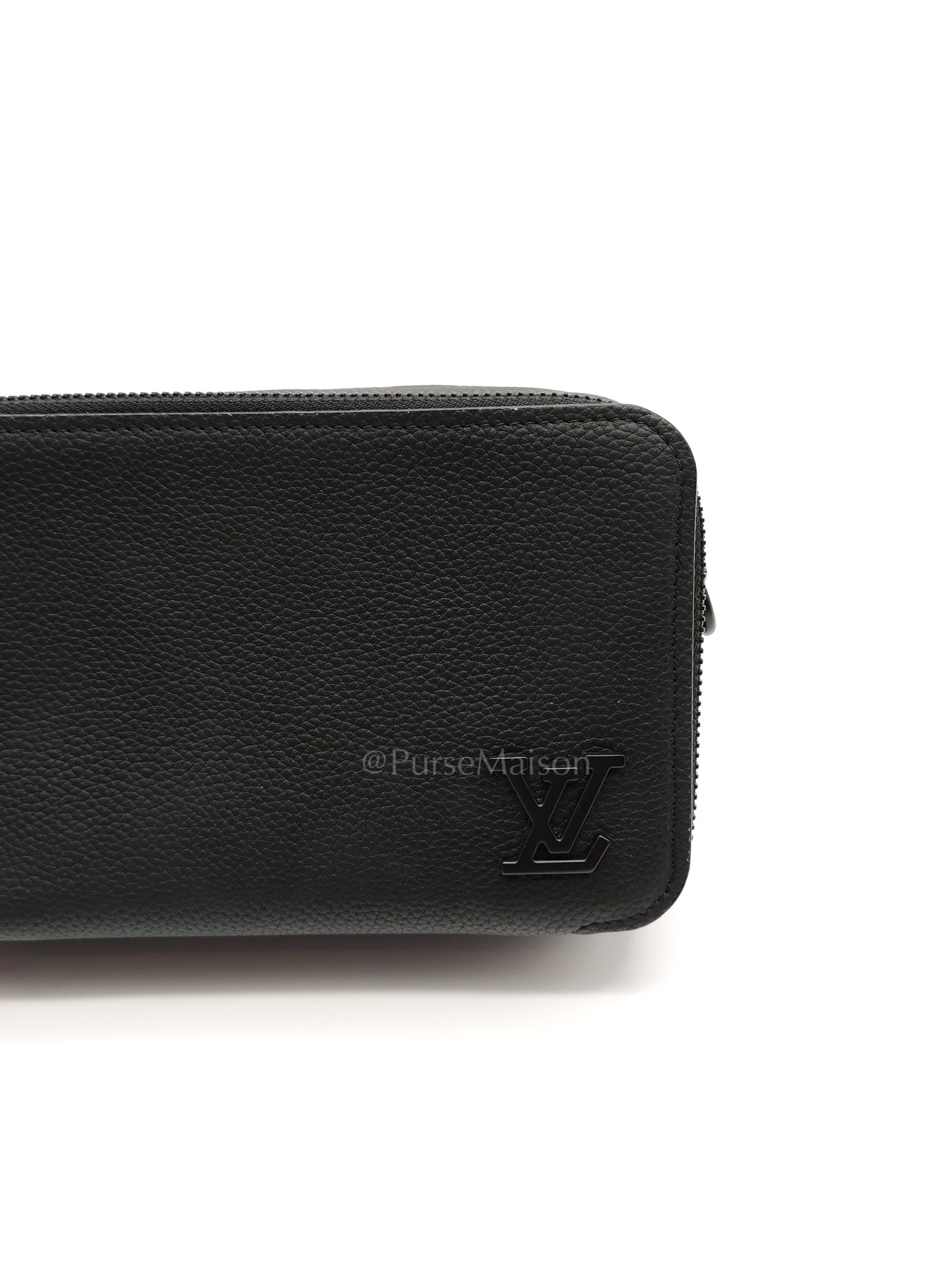 Alpha Wearable Wallet Aerogram in Black Grained Calfskin Leather Crossbody Bag (Microchip)