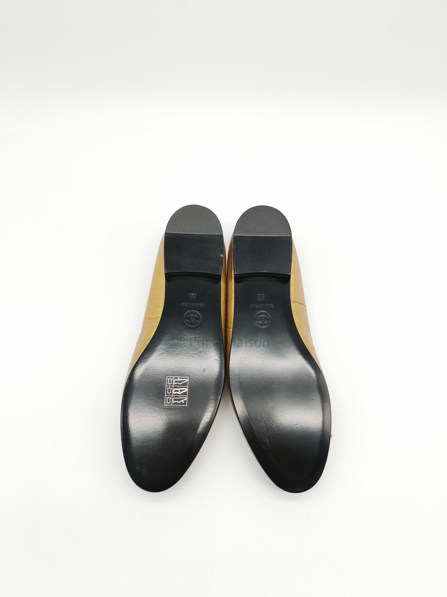 Cap Toe Ballerina Flats in Metallic Gold in Distressed Leather Size 38EU (24cm)