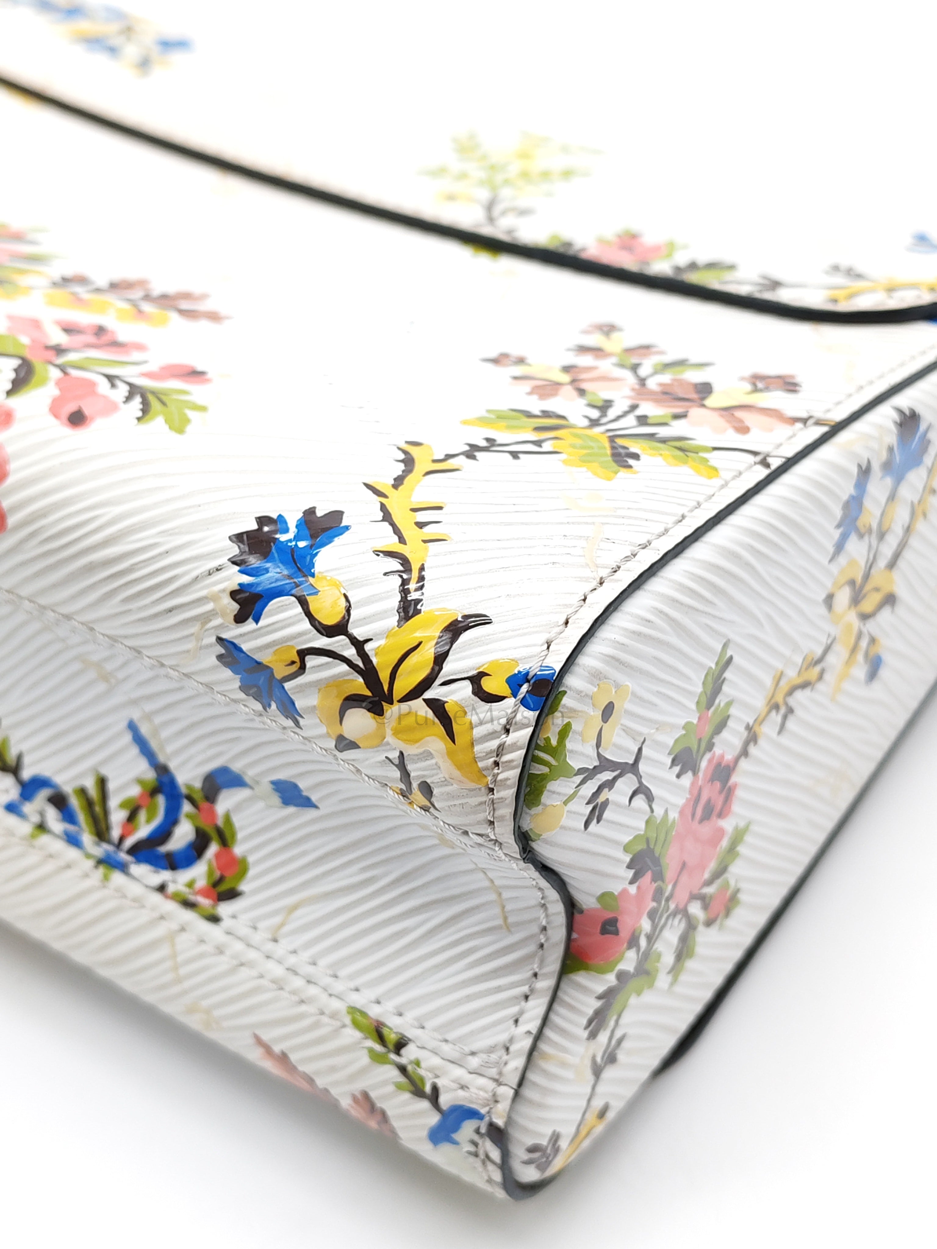 Twist Lock MM in White Romantic Blossom Epi Leather & Gold Hardware (Date Code: SR0138)
