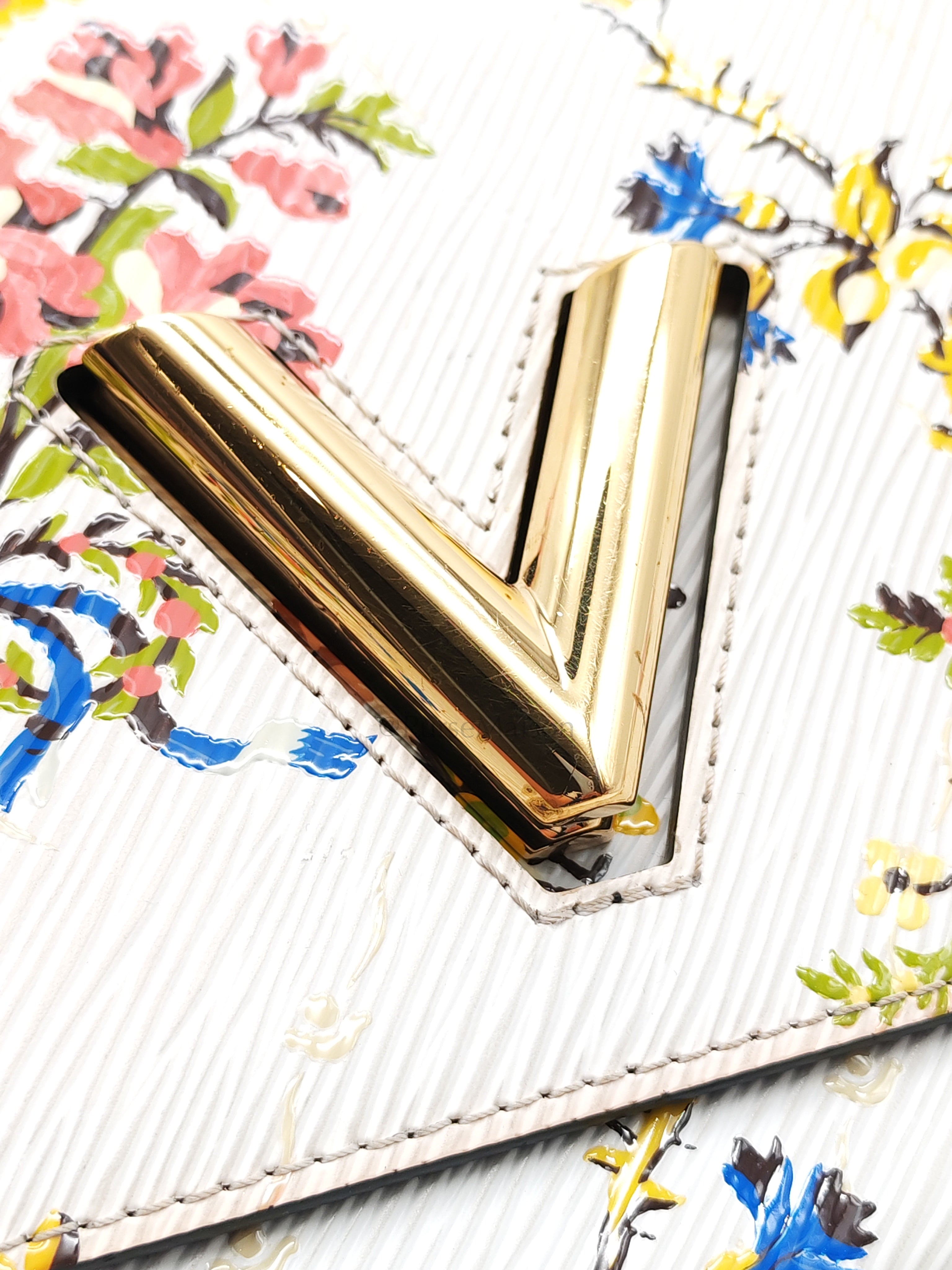 Twist Lock MM in White Romantic Blossom Epi Leather & Gold Hardware (Date Code: SR0138)