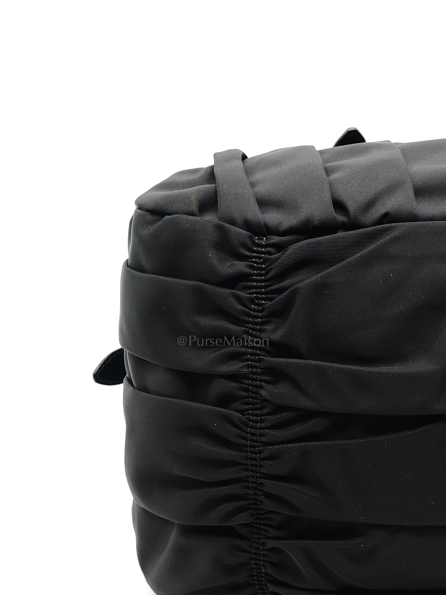 Tessuto Gaufre in Black Nylon Shoulder Bag