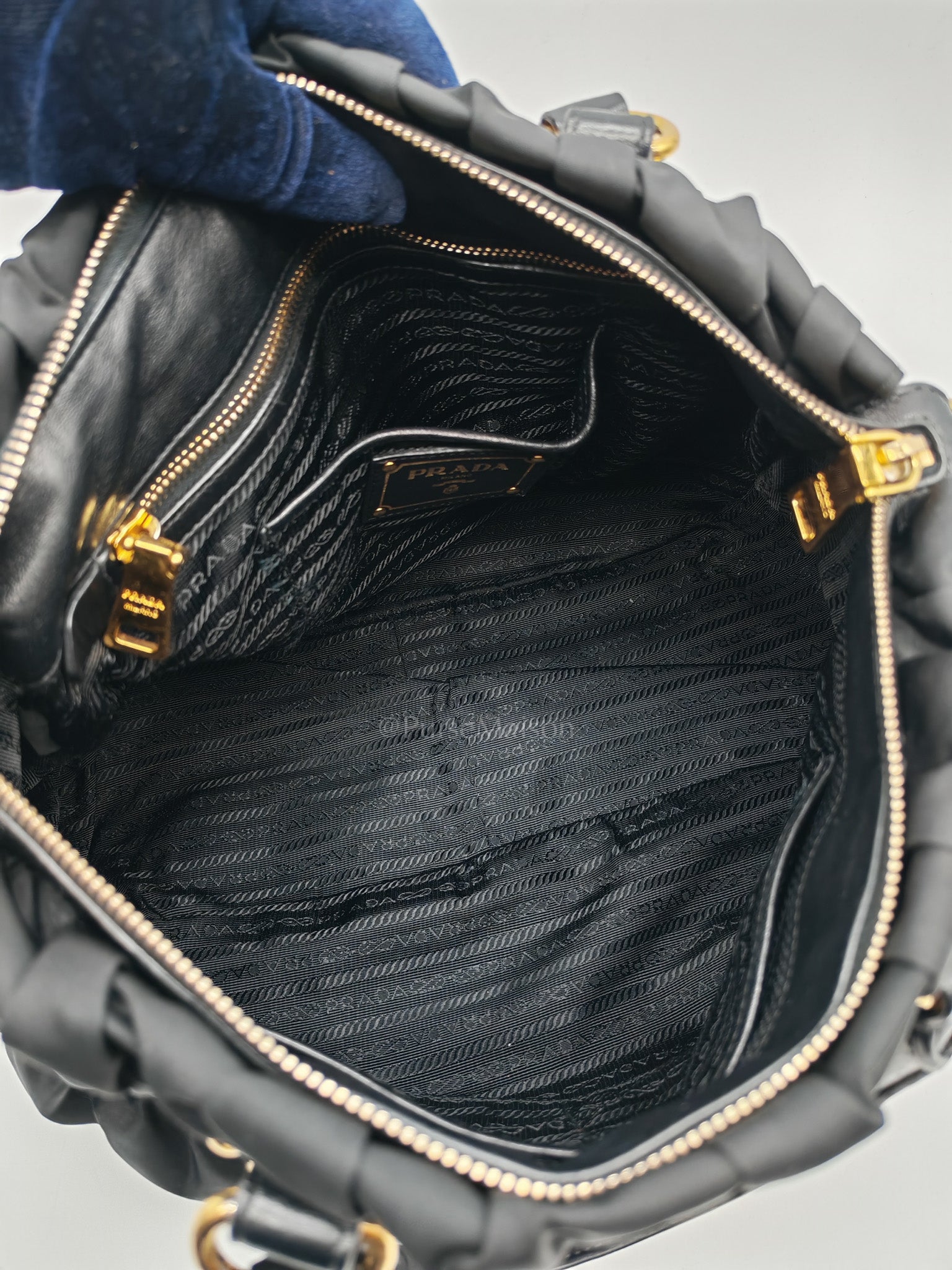 Tessuto Gaufre in Black Nylon Shoulder Bag