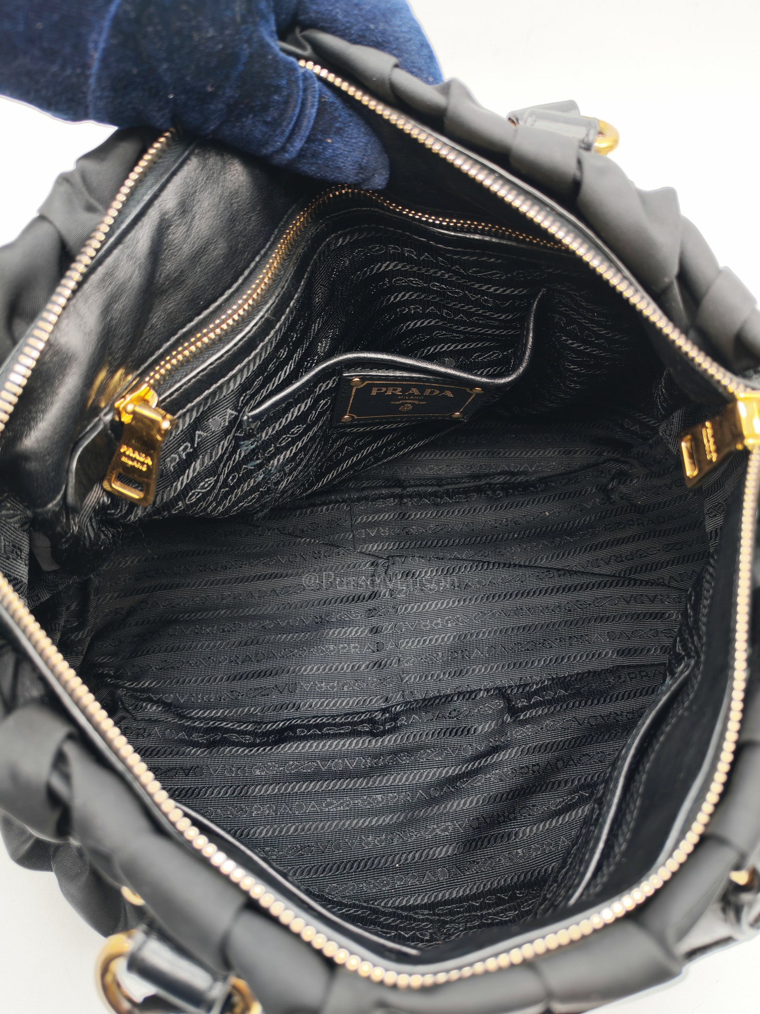 Tessuto Gaufre in Black Nylon Shoulder Bag