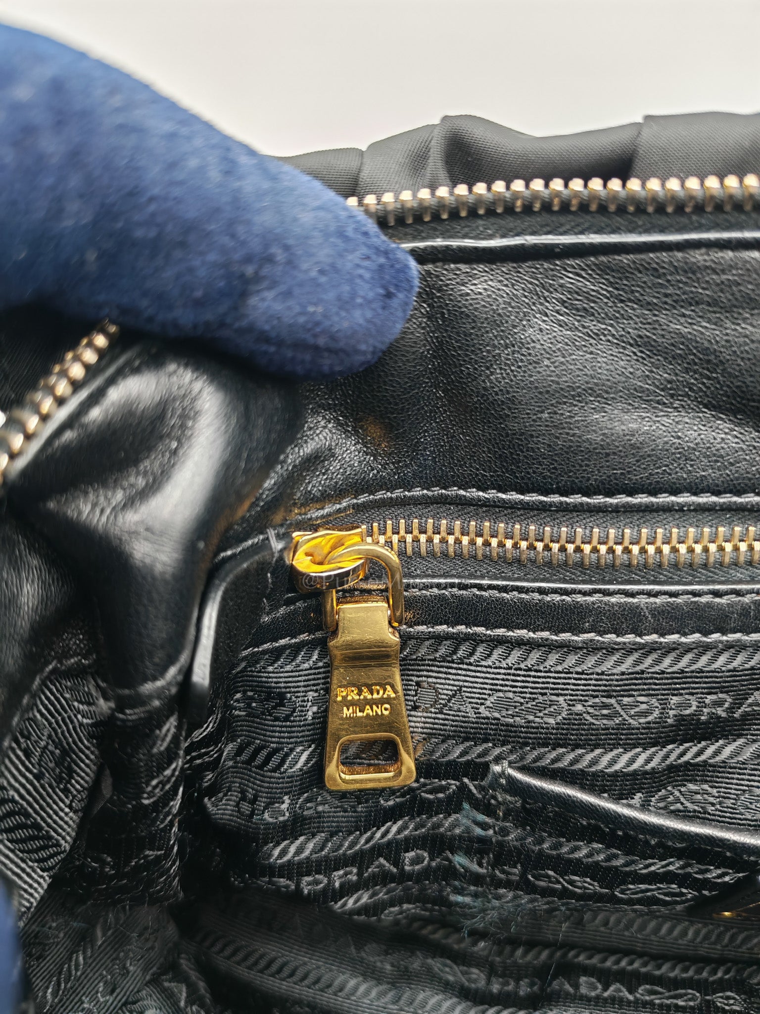 Tessuto Gaufre in Black Nylon Shoulder Bag