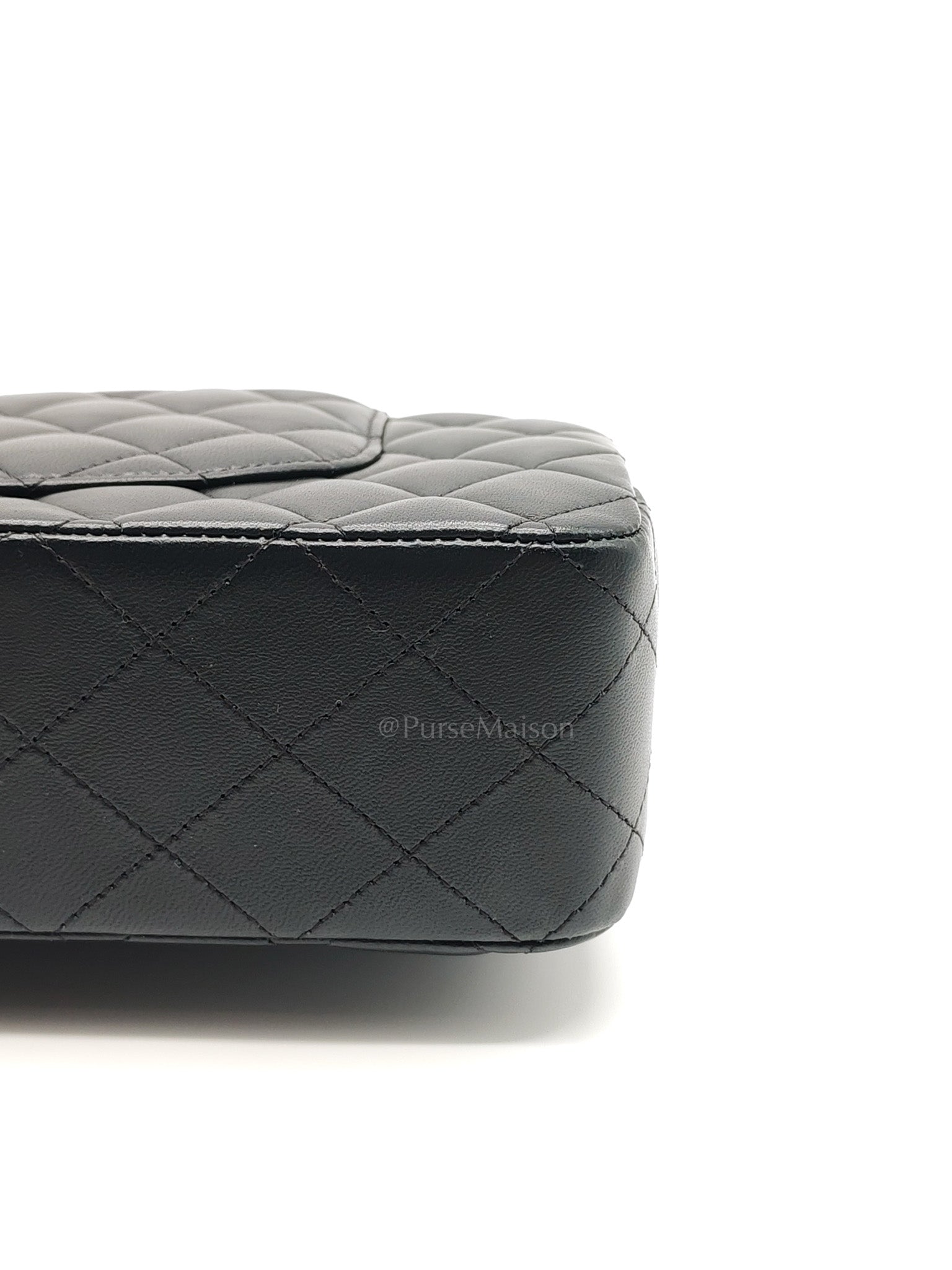 Classic Double Flap Medium in Black Quilted Lambskin Leather & Gold Hardware Microchip