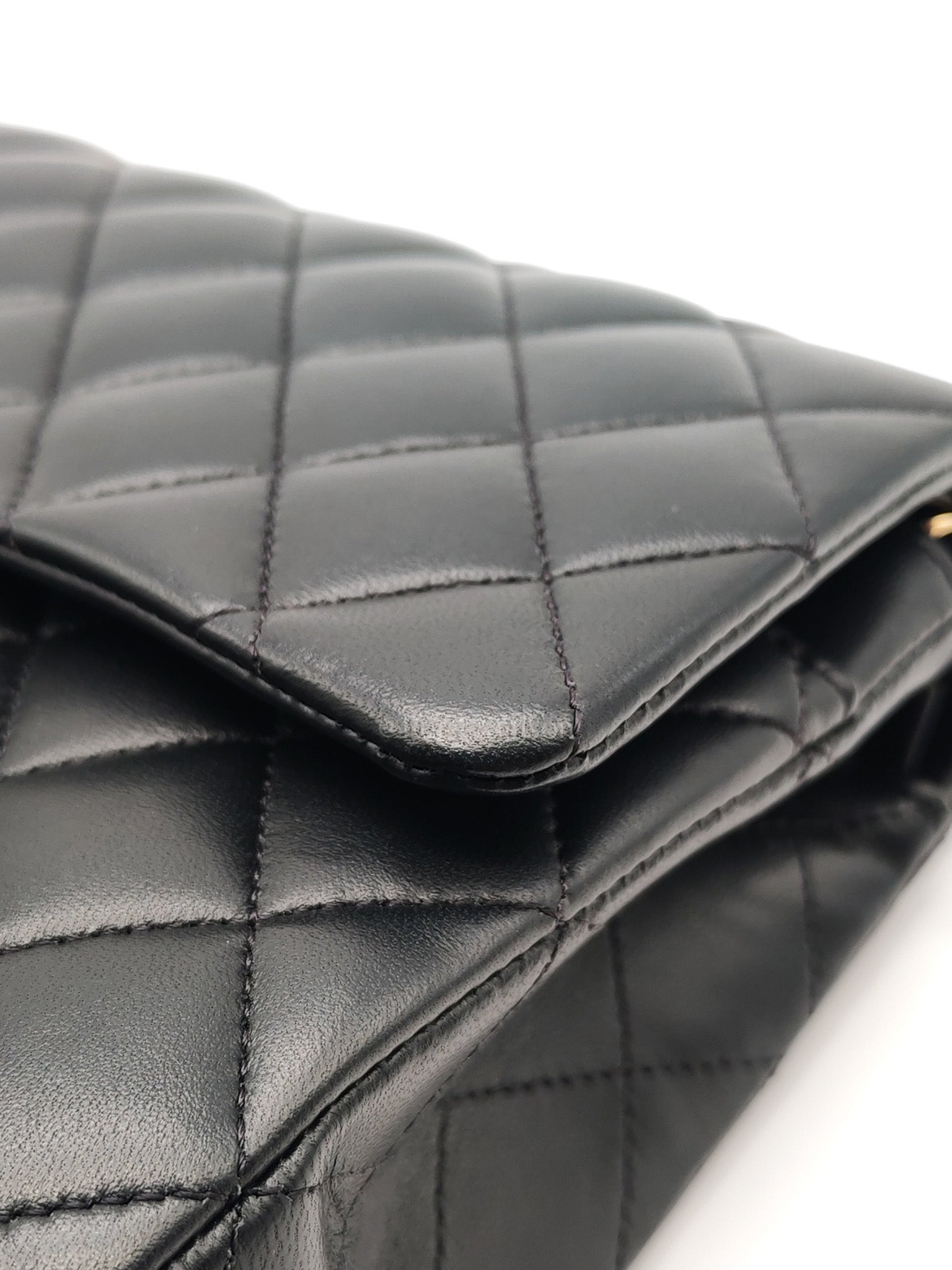 Classic Double Flap Medium in Black Quilted Lambskin Leather & Gold Hardware Microchip