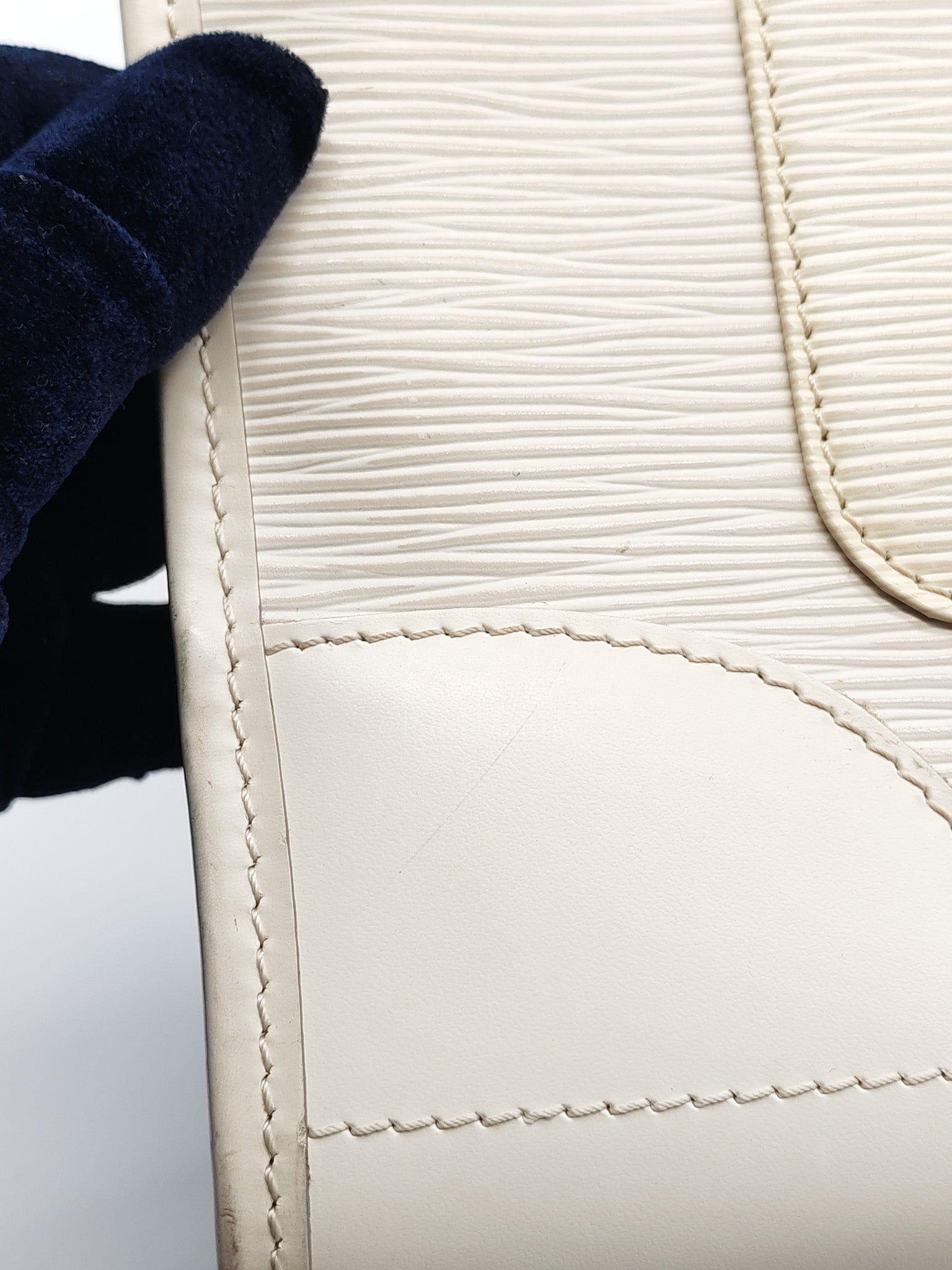 Medeleine GM Bag in White Epi Leather & Silver Hardware (Datecode: AR1099)