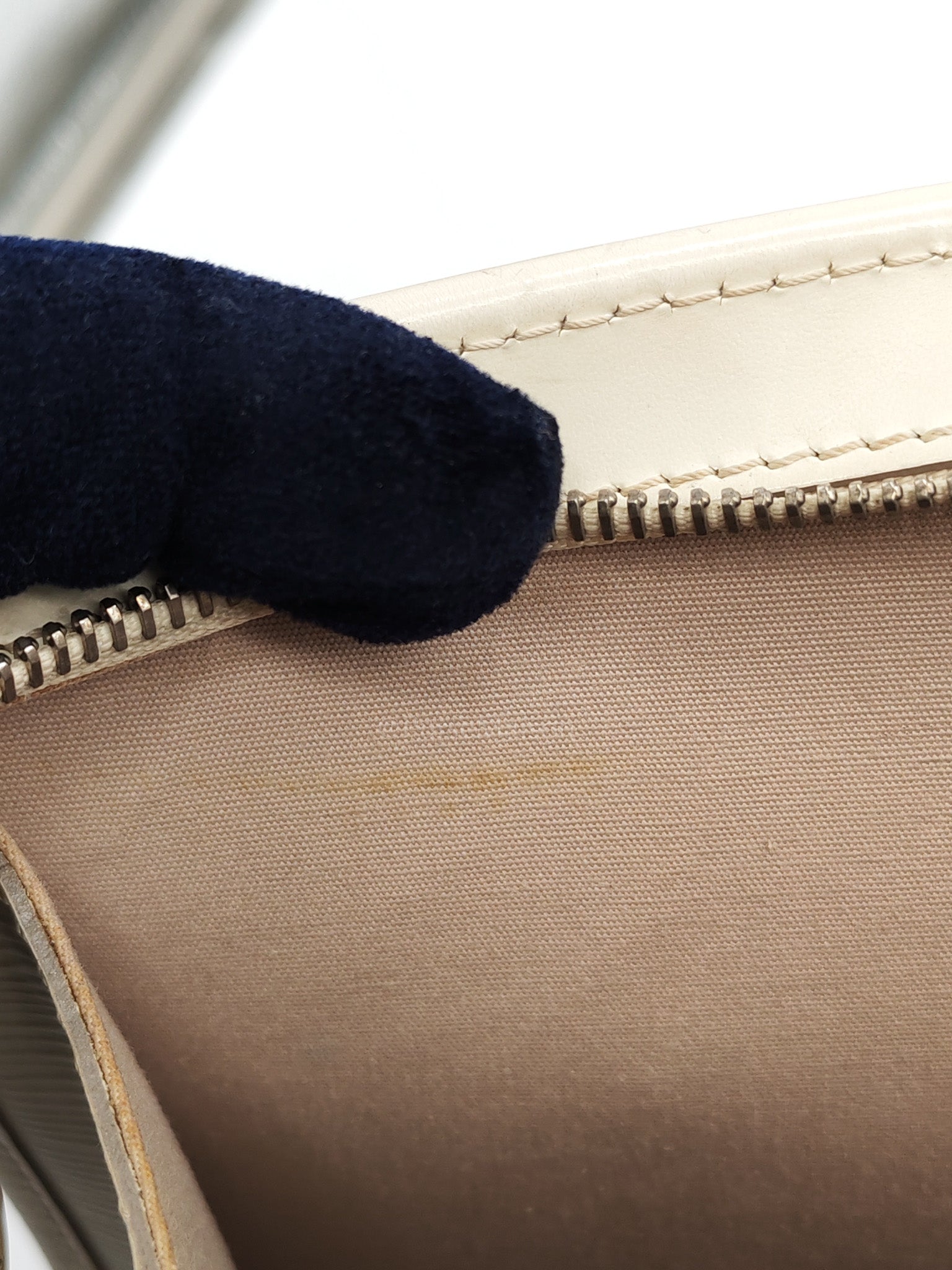 Medeleine GM Bag in White Epi Leather & Silver Hardware (Datecode: AR1099)