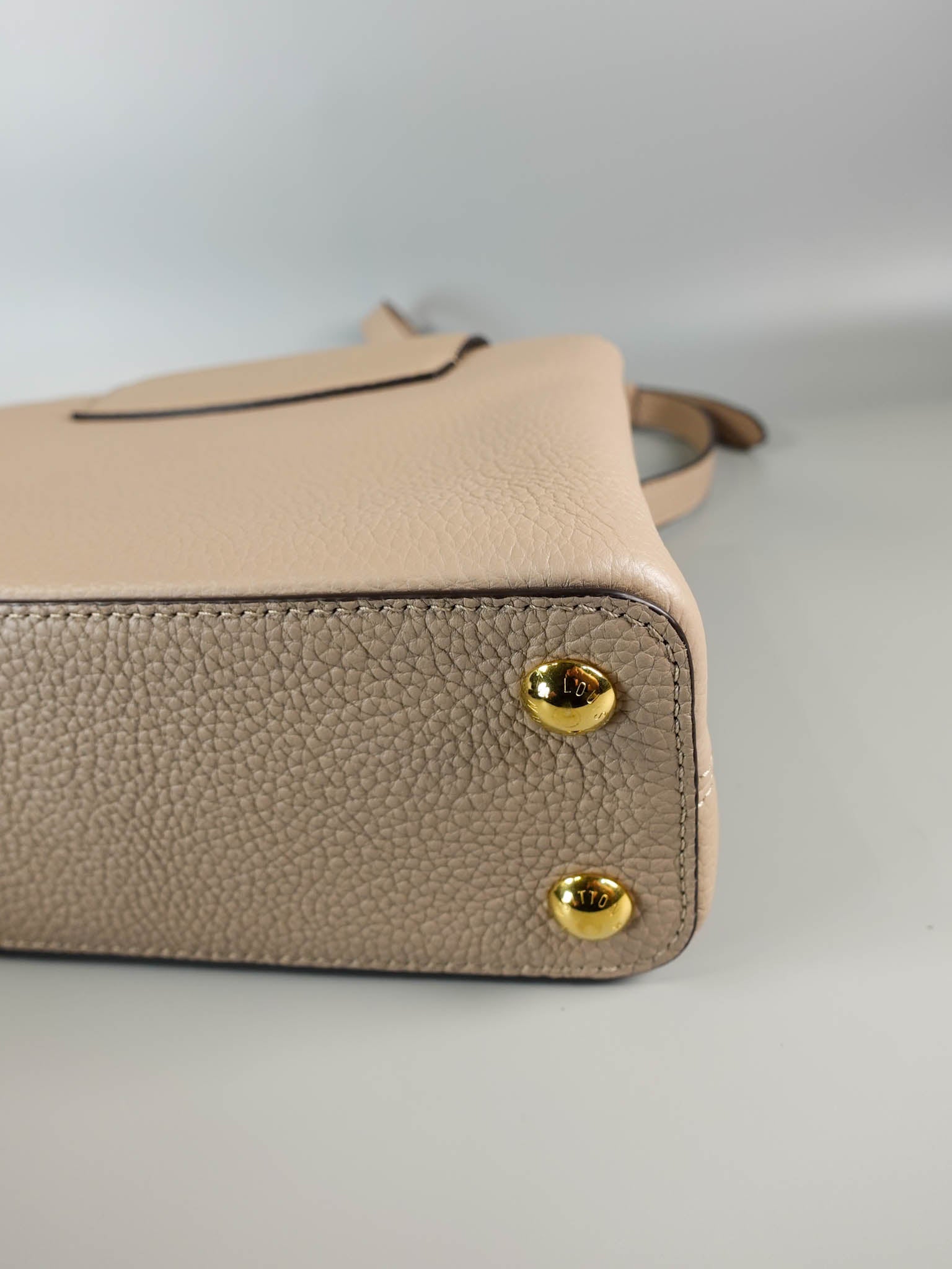 Capucines BB Galet Taurillon Leather (Microchip) | Purse Maison Luxury Bags Shop