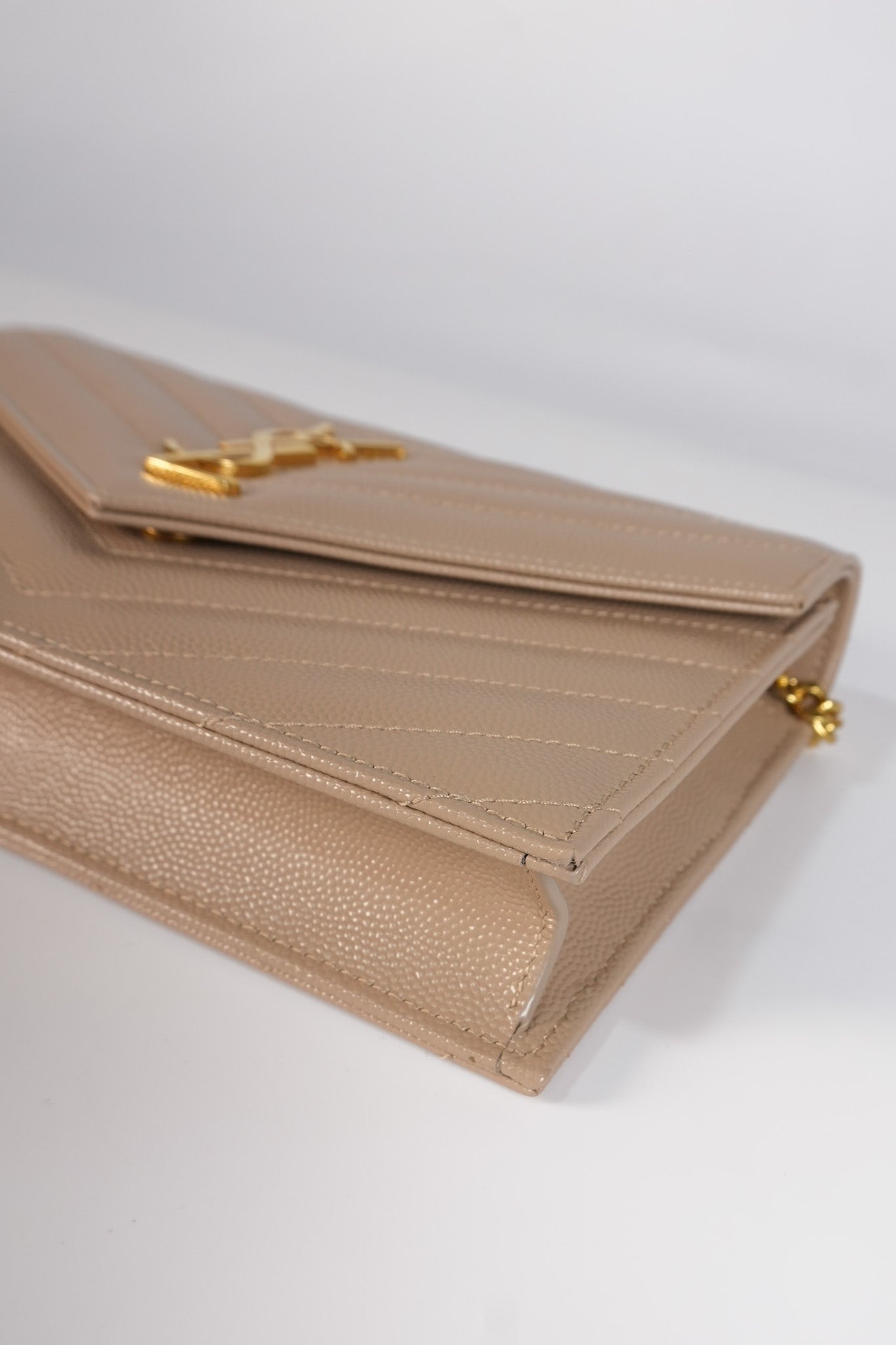 Cassandre Wallet on Chain (WOC) in Beige Grained Calfskin Leather | Purse Maison Luxury Bags Shop
