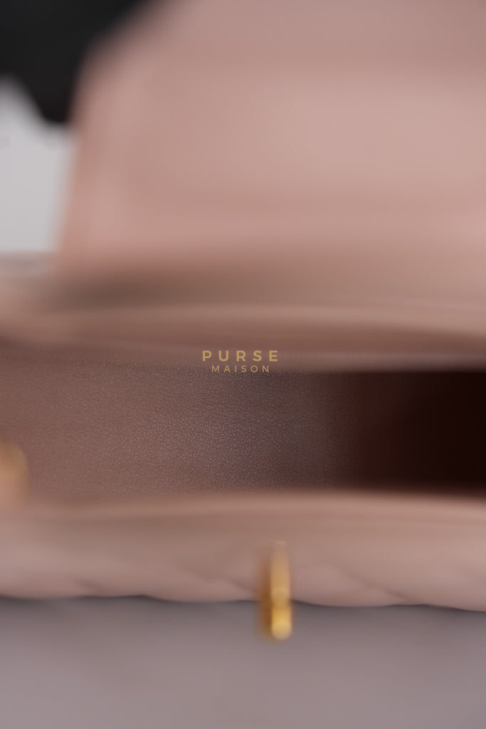 CC Kelly Small in Light Shinny Calfskin Leather and Aged Gold Hardware (Microchip) | Purse Maison Luxury Bags Shop