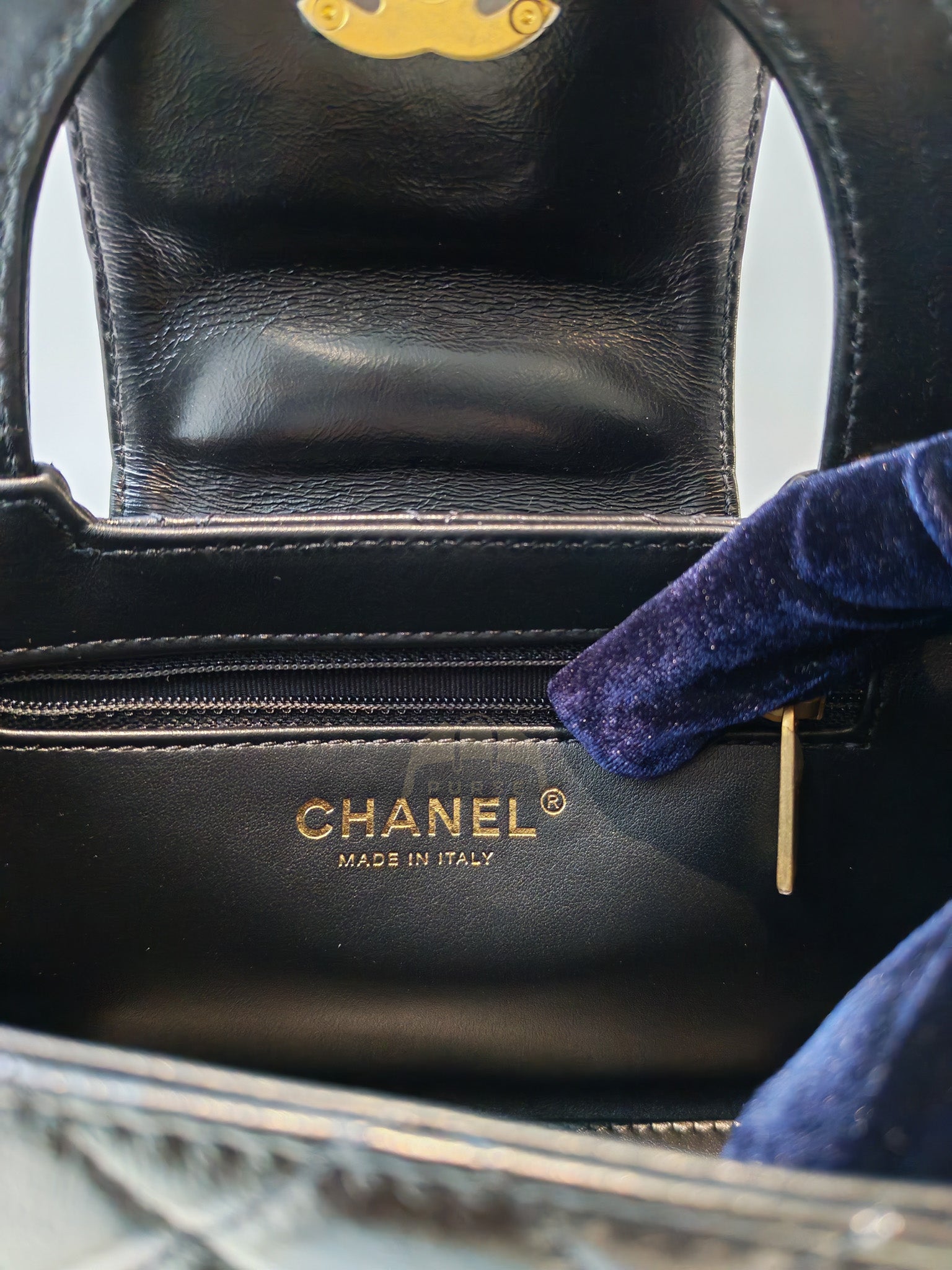 CC Kelly Small Shopping Bag Black Calfskin and Aged Gold Hardware (Microchip) | Purse Maison Luxury Bags Shop