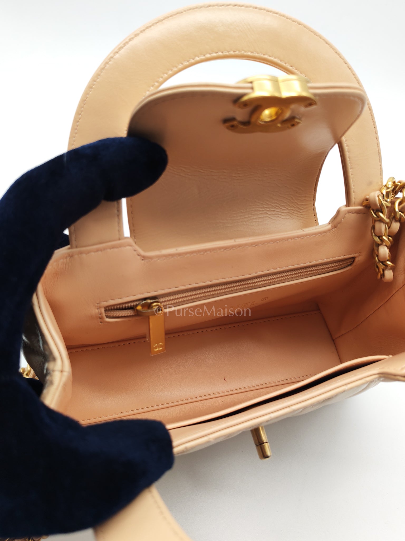 CC Kelly Shopping Bag in Beige Calfskin Leather and Aged Gold Hardware (Microchip) | Purse Maison Luxury Bags Shop