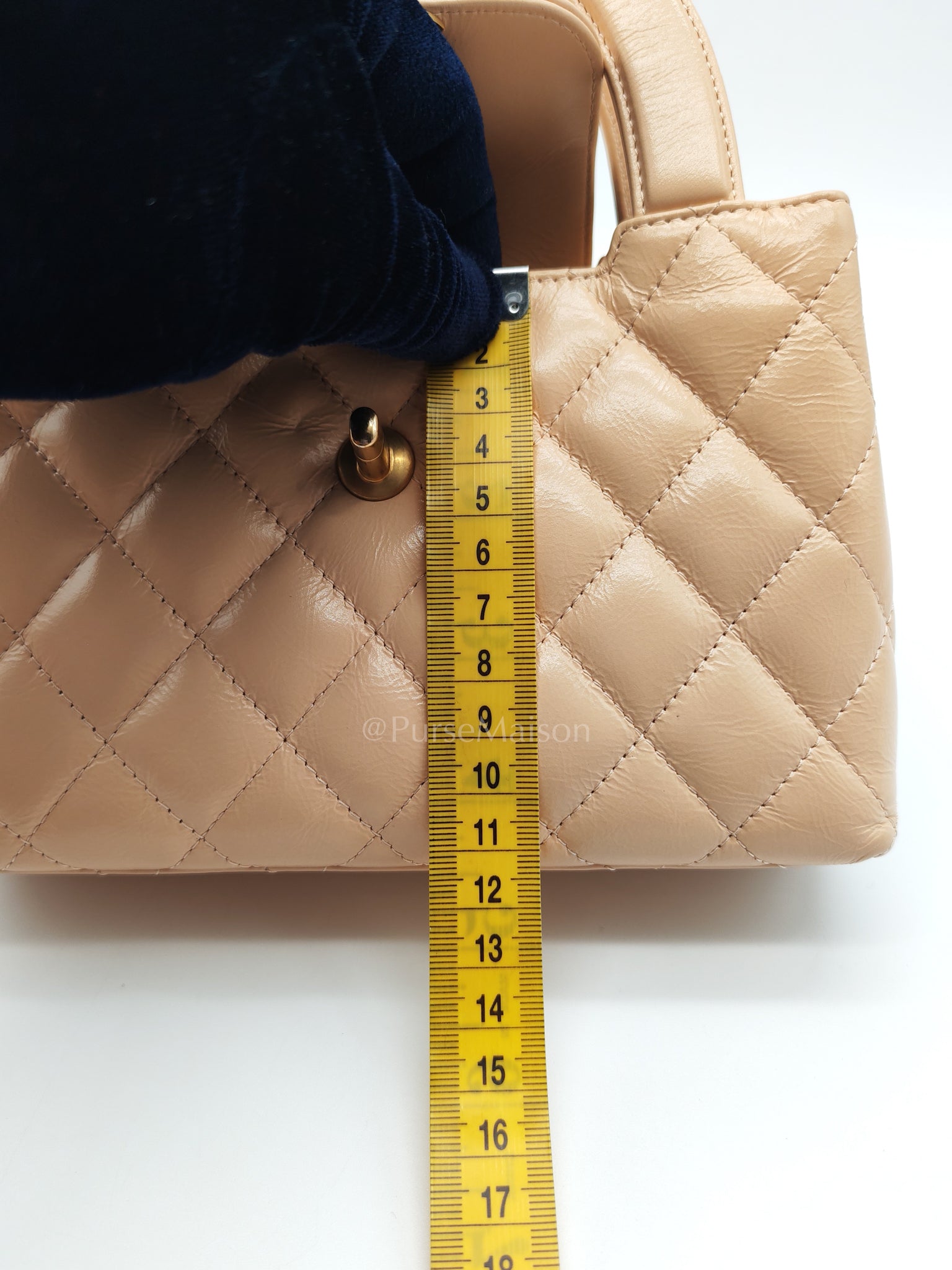 CC Kelly Shopping Bag in Beige Calfskin Leather and Aged Gold Hardware (Microchip) | Purse Maison Luxury Bags Shop