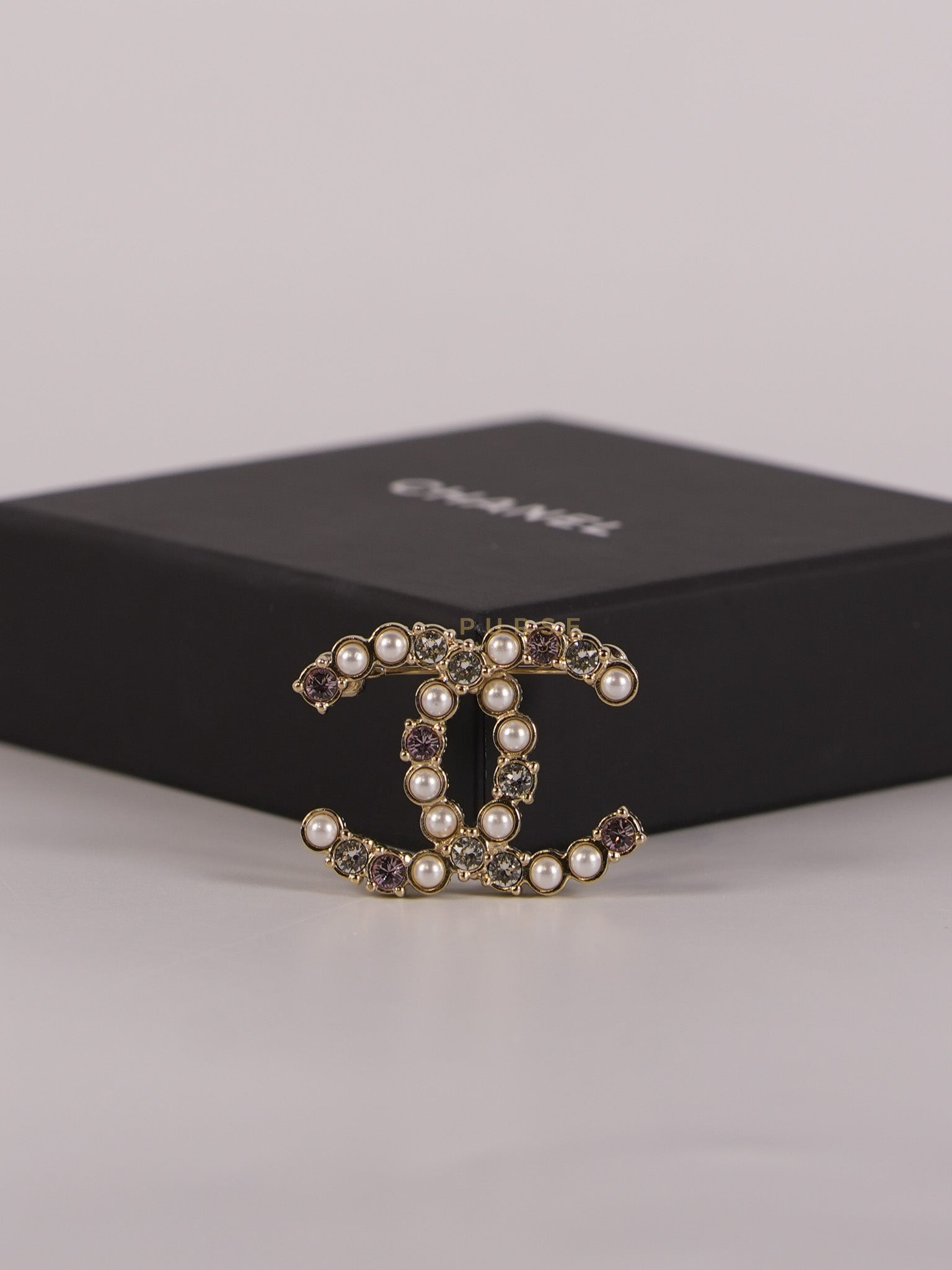 CC Logo Brooch with Cristals & Pearl Combined | Purse Maison Luxury Bags Shop
